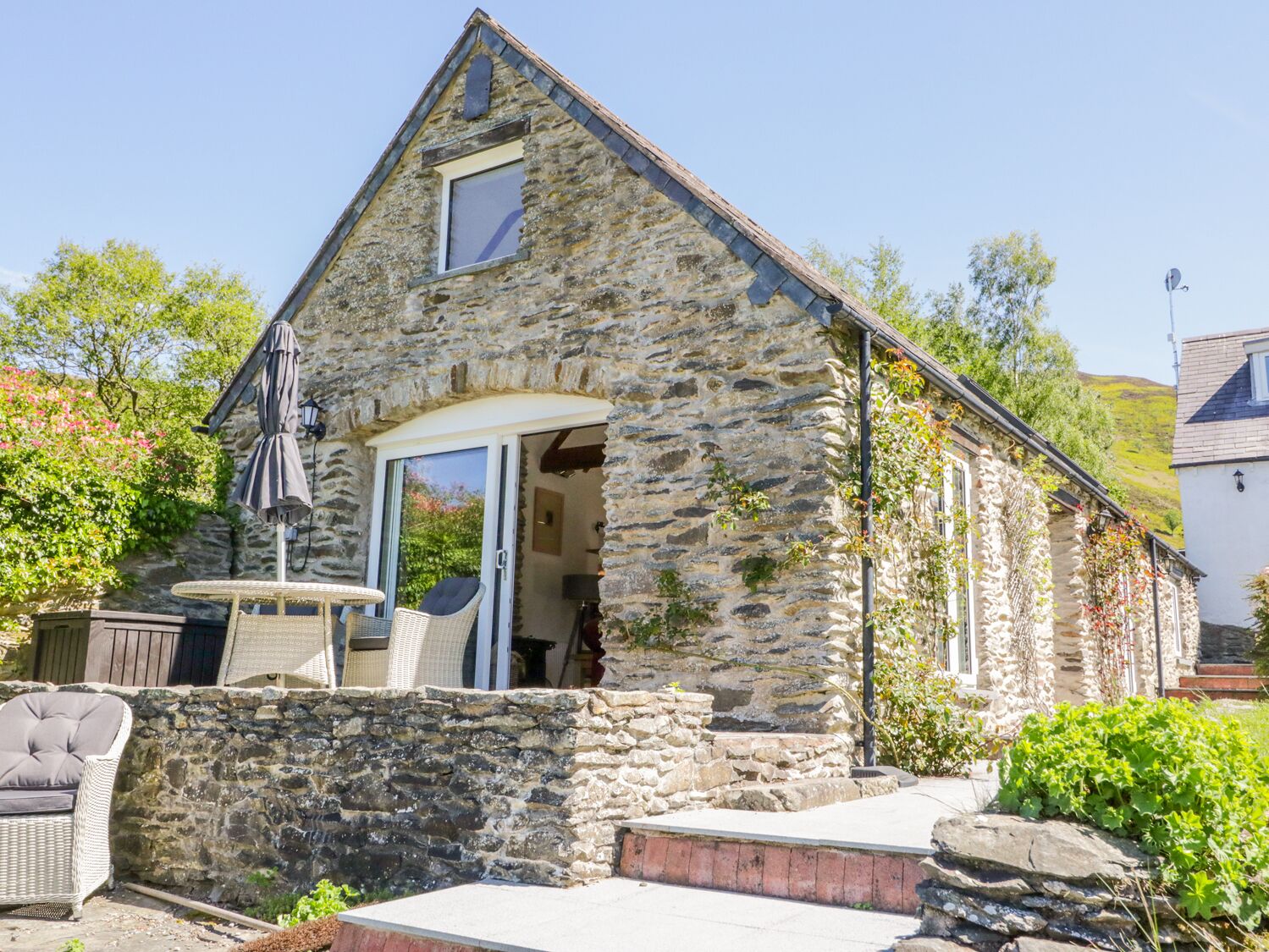 THE BARN AT WAEN Y FFYNNON, pet friendly, with open fire in Ruthin