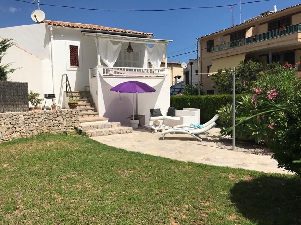 Holiday house with communal pool. 
