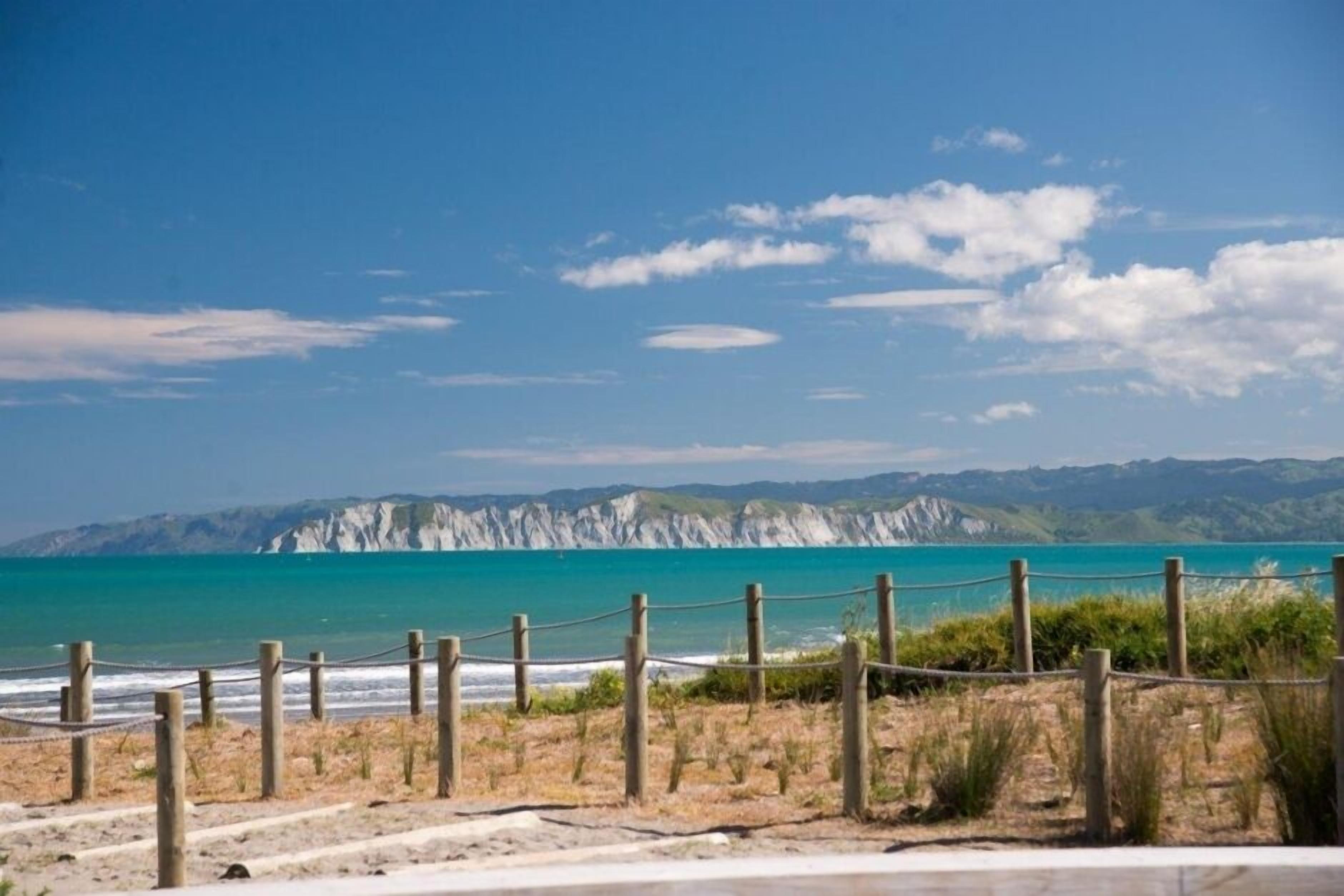 Gisborne City Beach Apartment - Pet Friendly