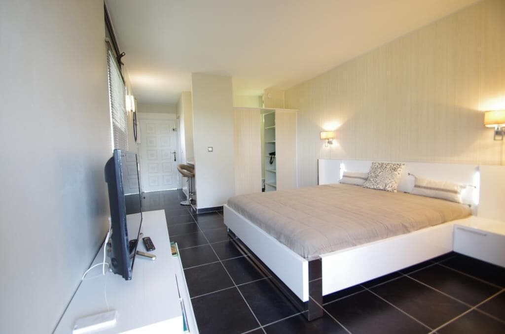 LARGE STANDARD STUDIO SEA VIEW AND MARINA (Well placed for PRO stays)