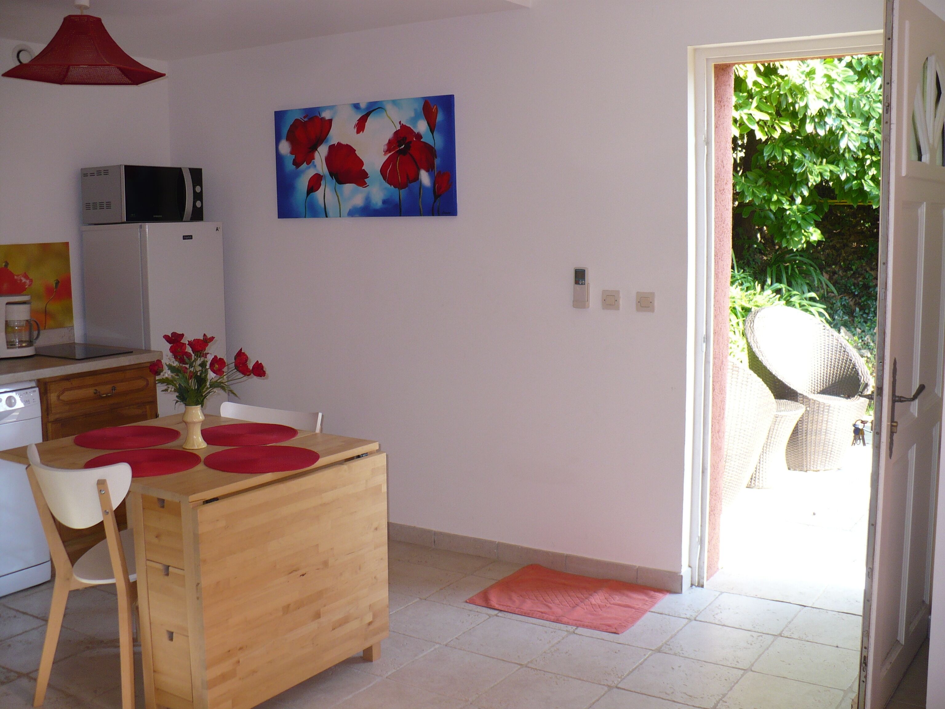 Location in the heart of the Esterel Mountains, halfway between Cannes and Frejus. 3 ***