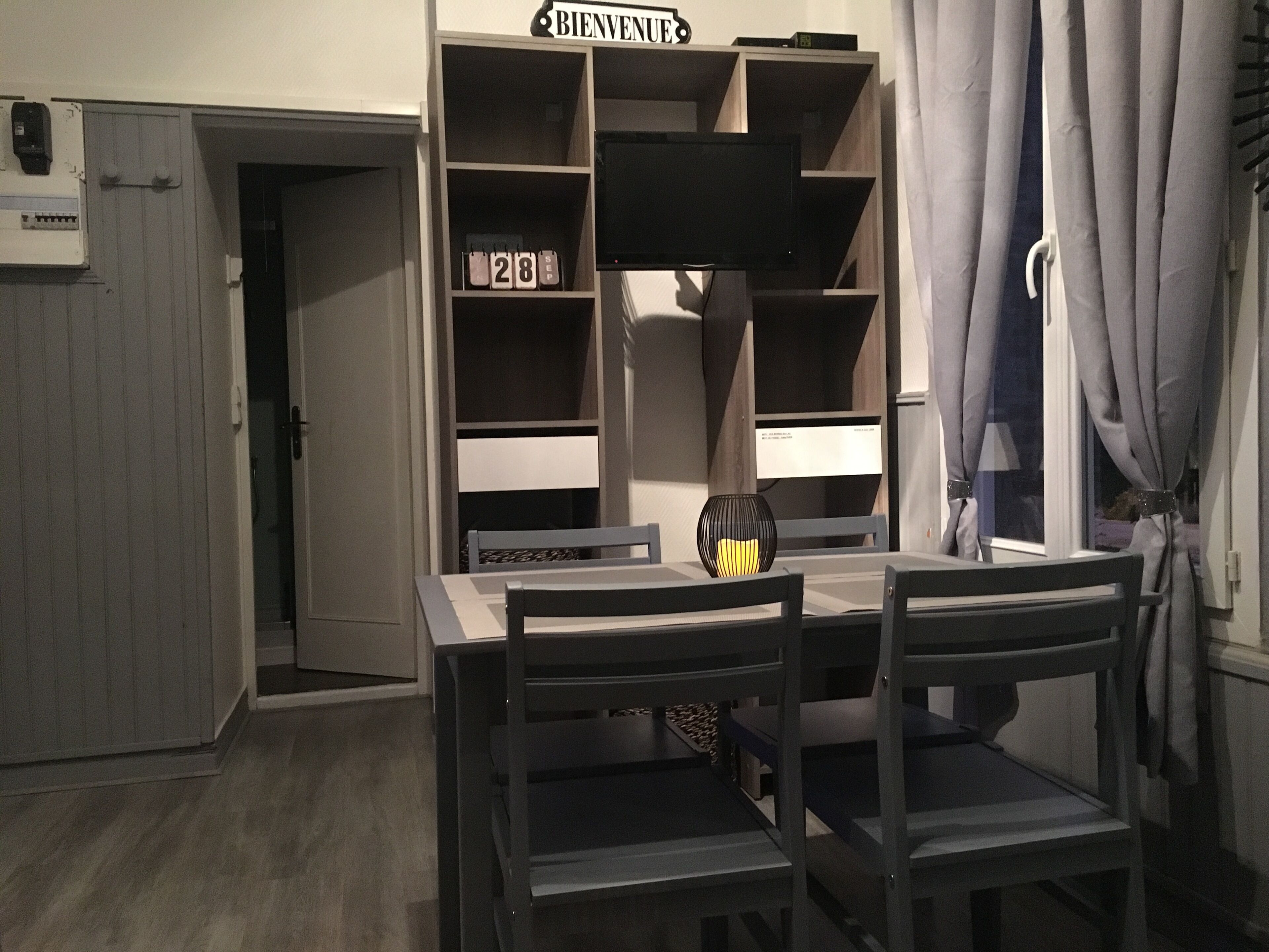 "Les Bords Du Lac" Close to the sea (10 minutes) places of leisure and tourism