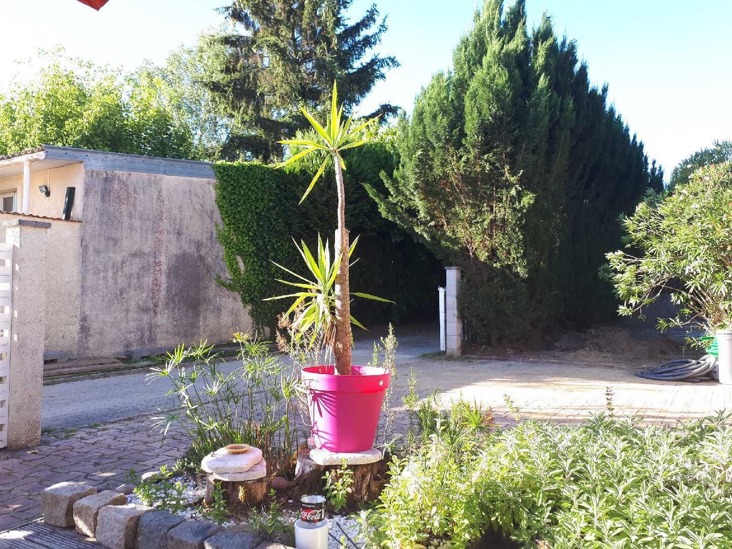 New independent studio very calm with heated swimming pool. Private parking