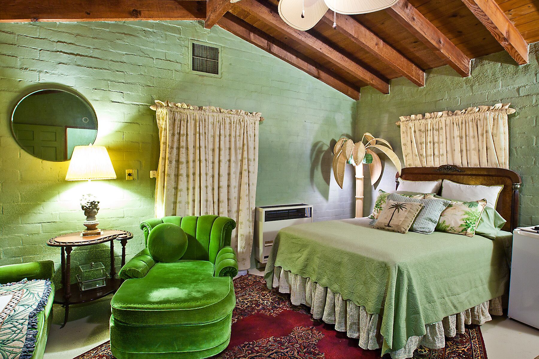 Great studio apt with beautiful Palm tree motif