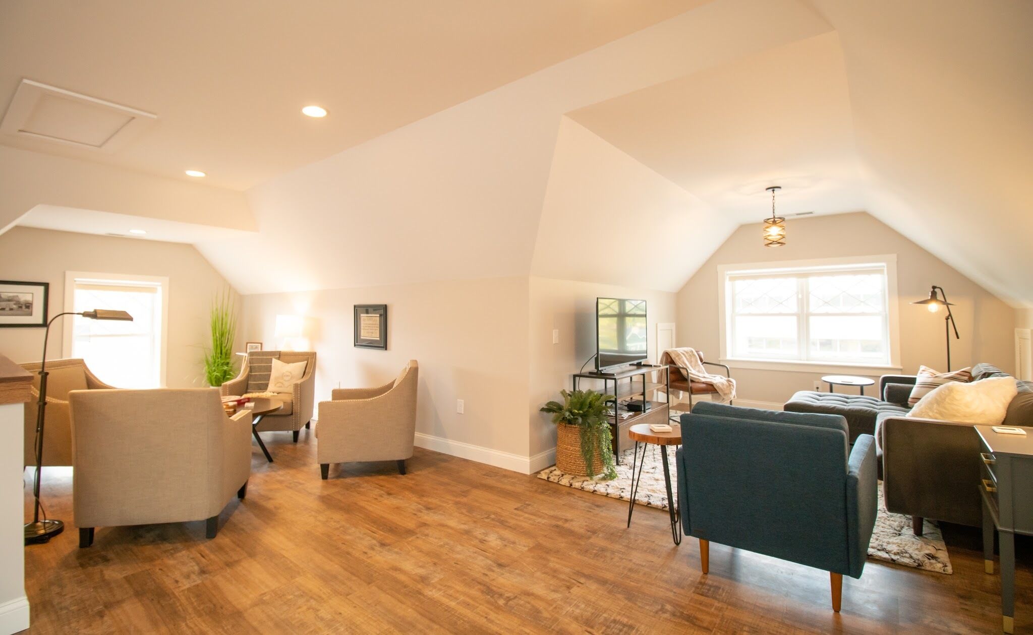 Modern/Private~ 3 bed/2 bath~ 2 blocks from Indiana University Sample Gates