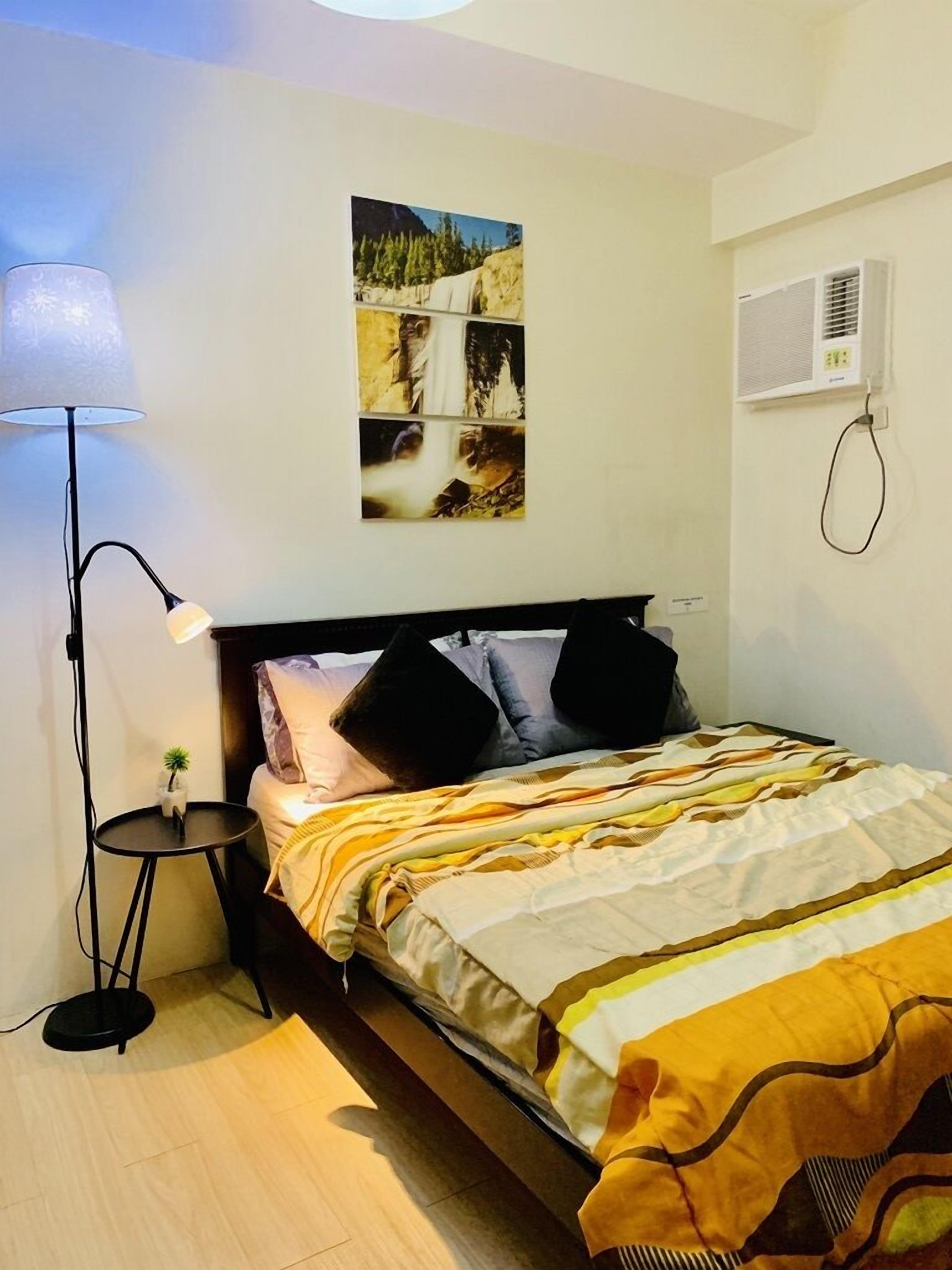 STUDIO near MRT Station & MALLS w/ Unli WiFi and NETFLIX