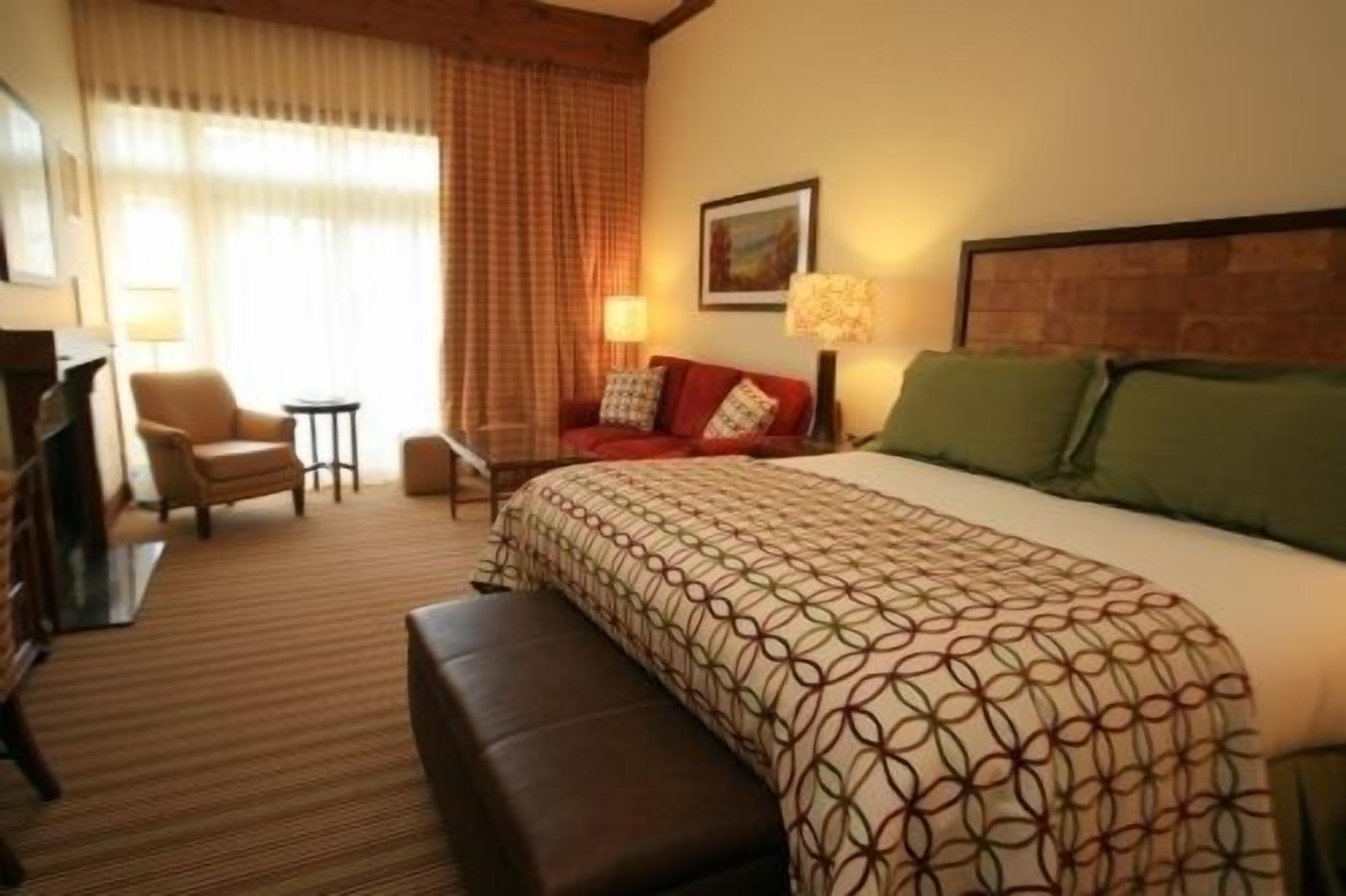 Luxurious Mountain View Studio W/ Fireplace, Patio & Pool