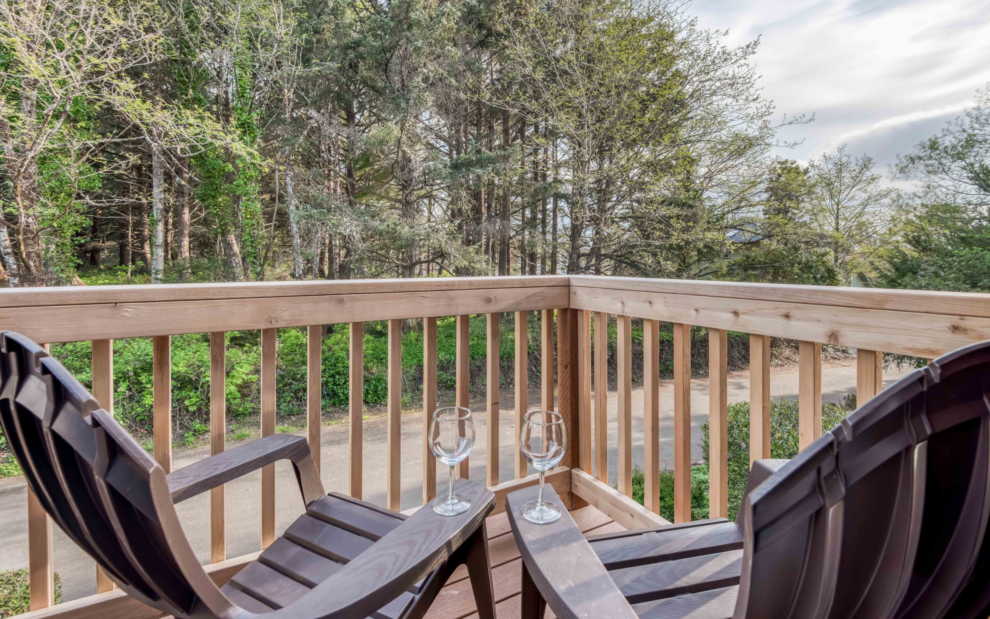 Perfect Getaway-Across the street from the Beach-Pet Friendly-Close to Town-Deck