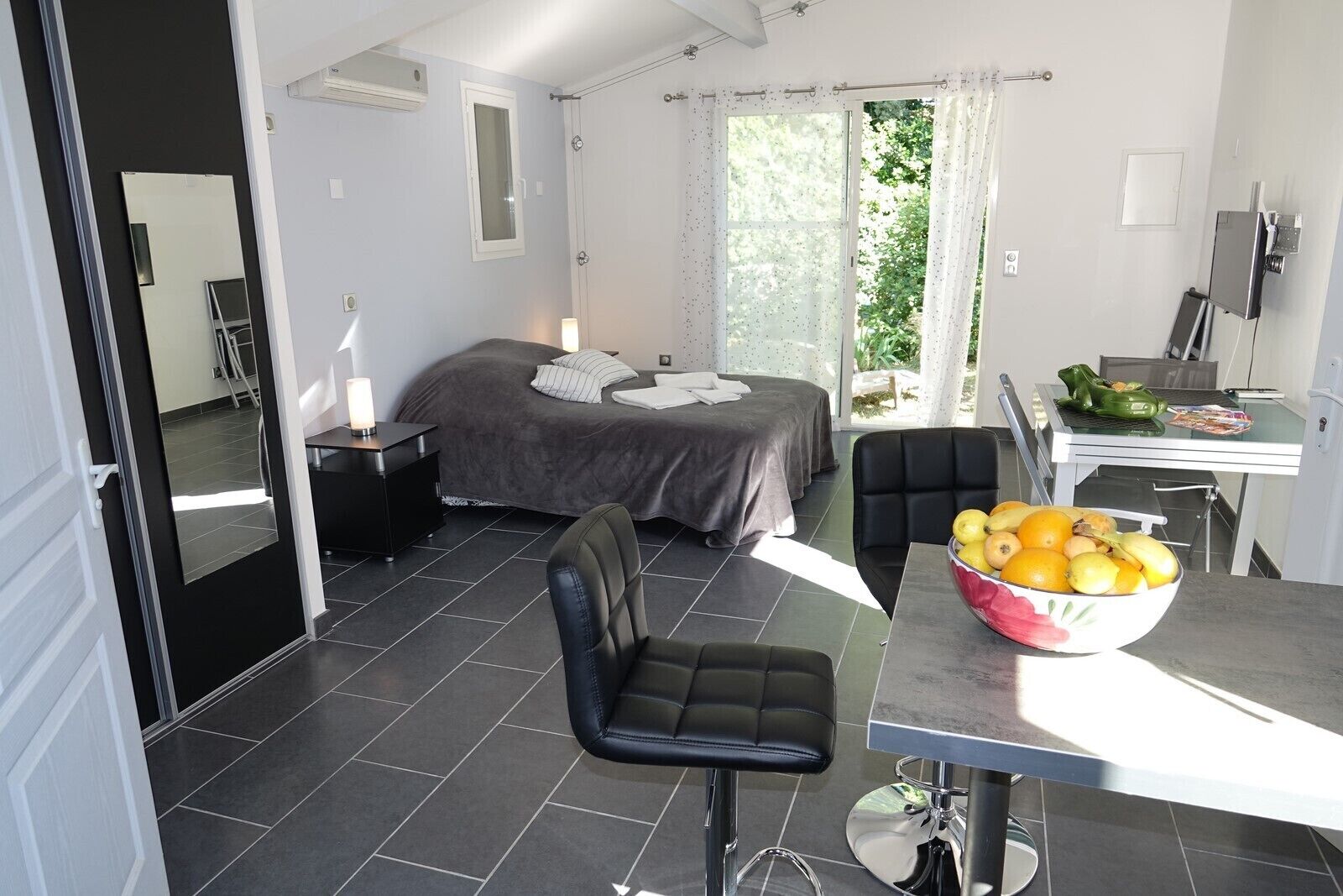 COMPLETE ACCOMMODATION with GARDEN LIVING ROOM and PARKING Free