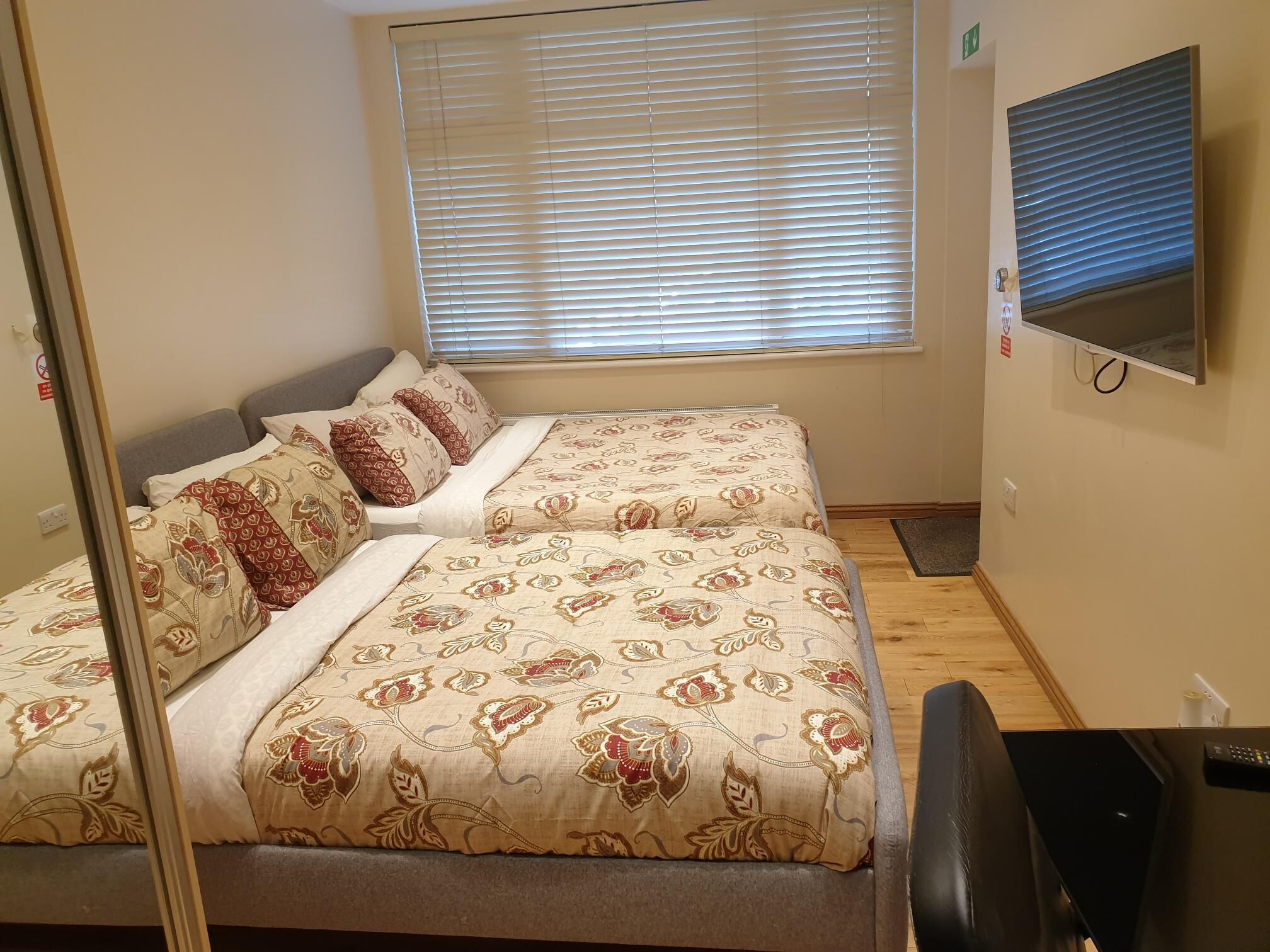 London Luxury Studio Flat #4 Mayflower Apartment 1 min to Underground  Sleeps 4