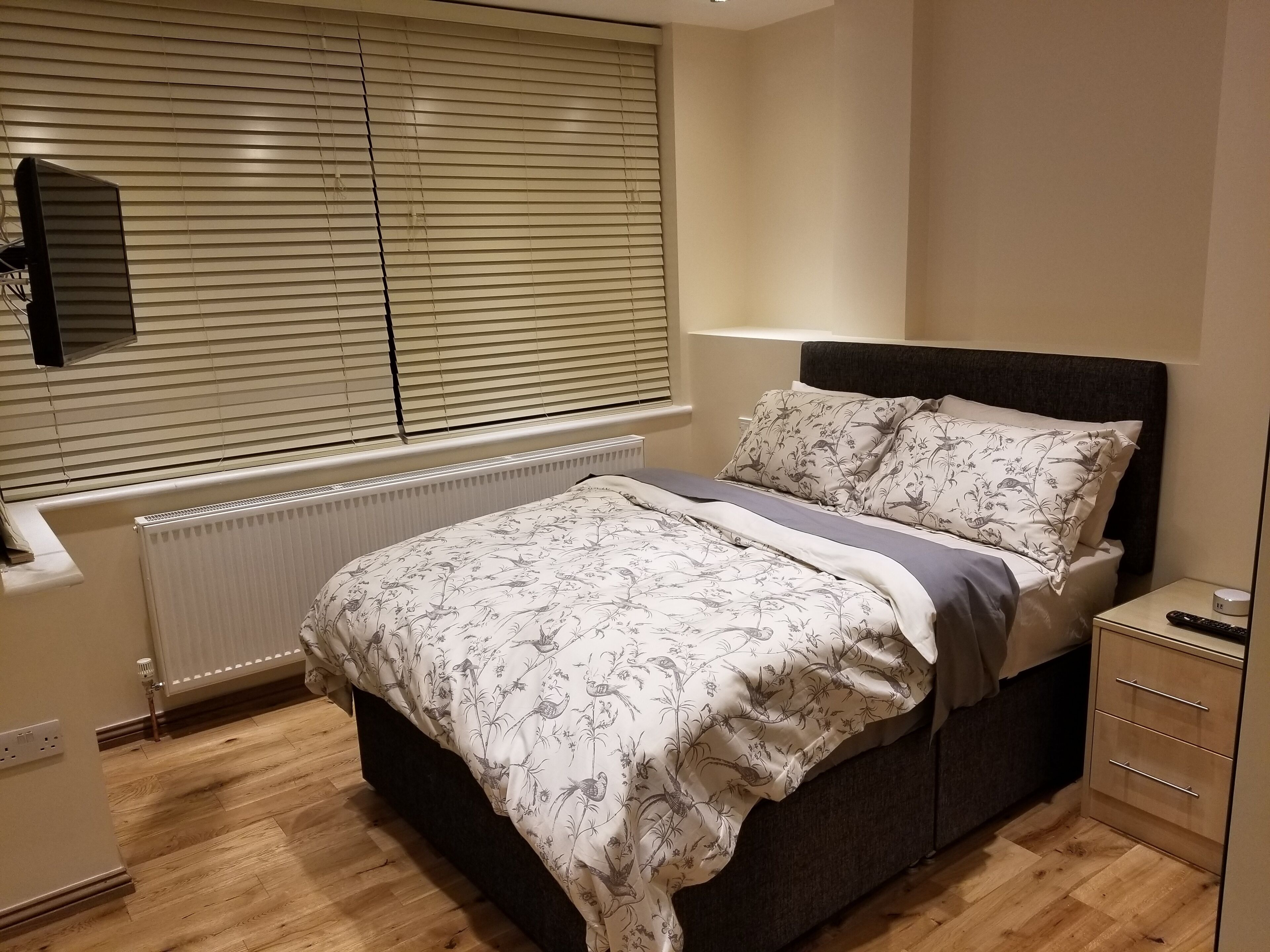 London Luxury Studio Flat #1 Orchid Apartment 1 minute from Underground Sleeps 2
