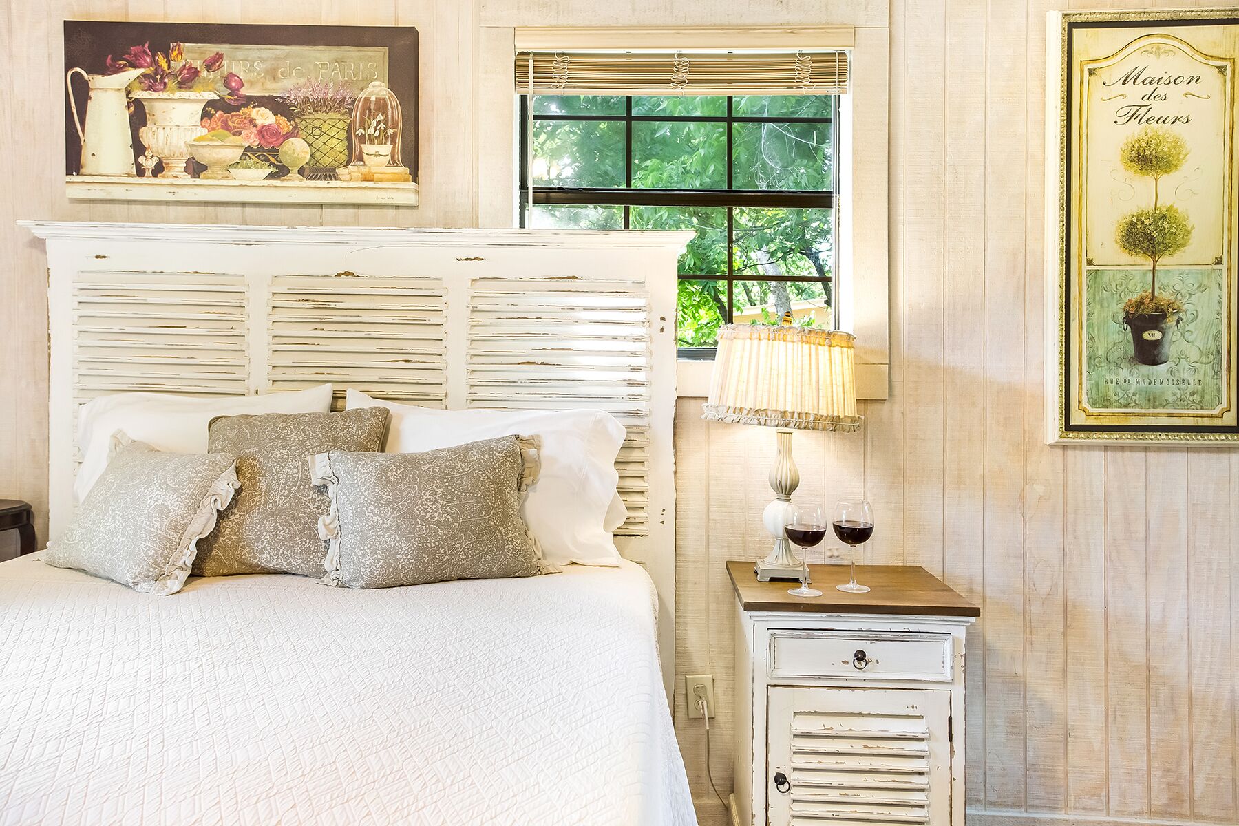 Kellys Creekside Leahs loft | Cozy Studio Style Suite | Queen Bed | Walk to Main