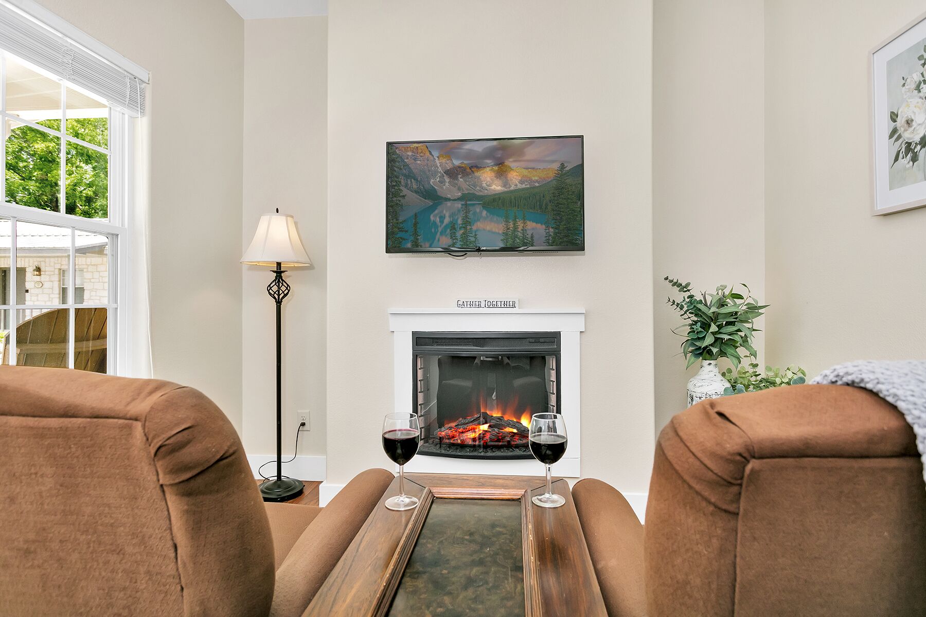 Main Street Retreat Peace and Quiet | King Bed | Shared Hot Tub/Pool Access