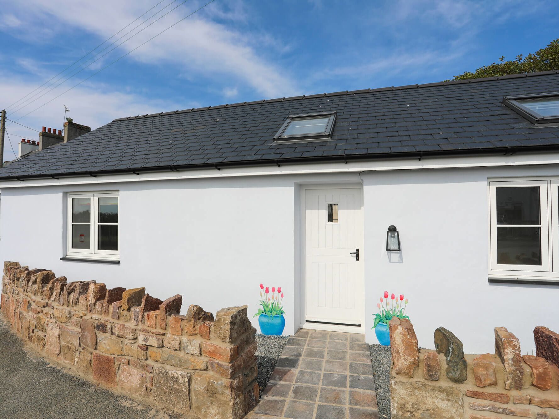 BRON HAUL, pet friendly, country holiday cottage in Brynsiencyn