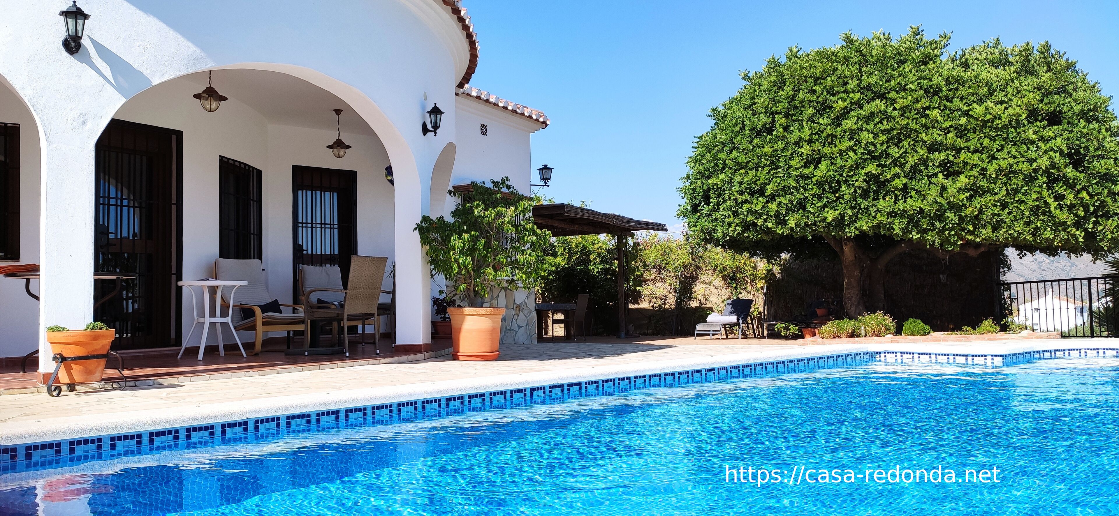 Confortable Room with private bathroom, swimming pool, sea and mountains view..