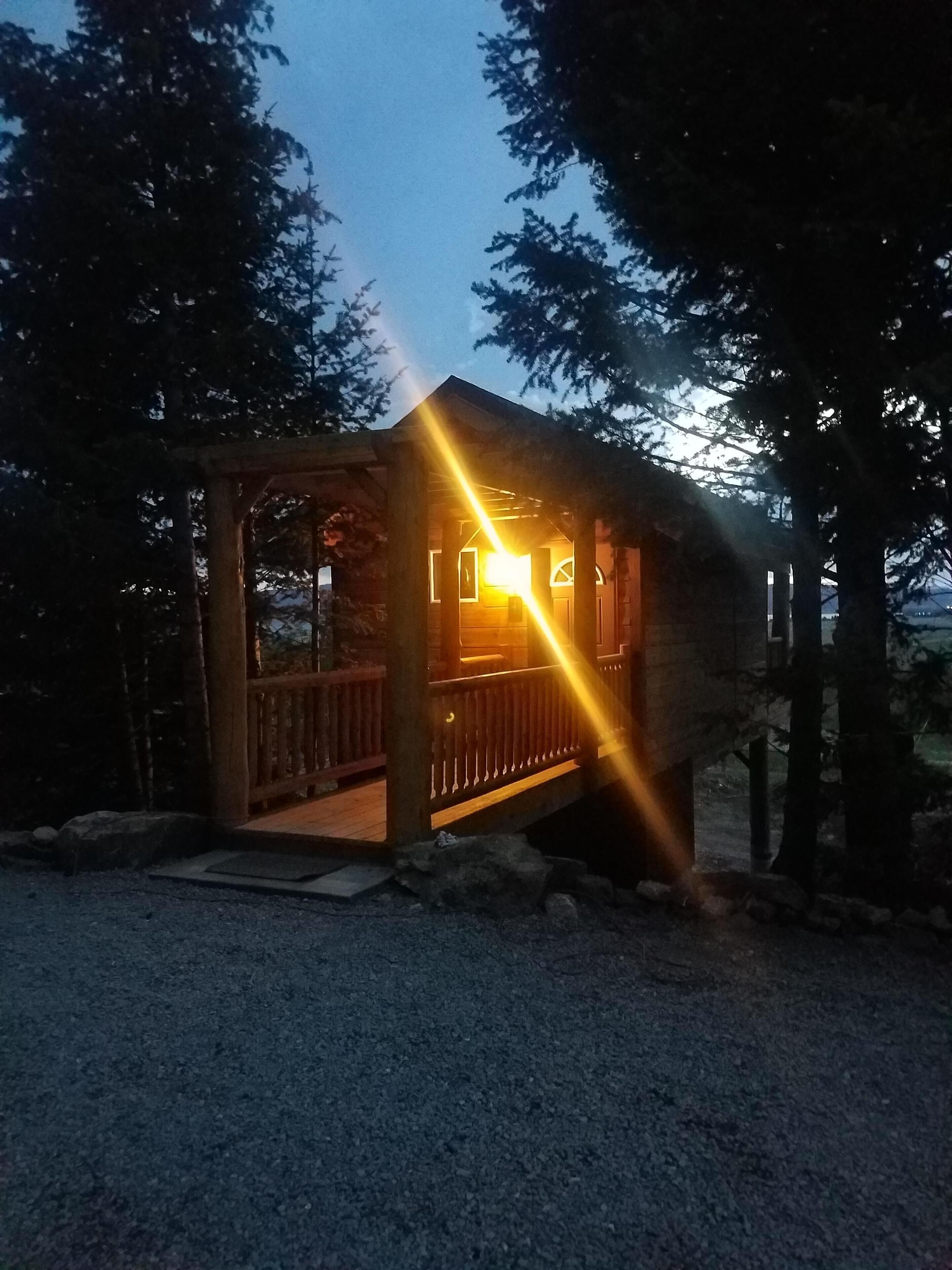 "Treehouse" Cozy Retreat for 2 Near Yellowstone!