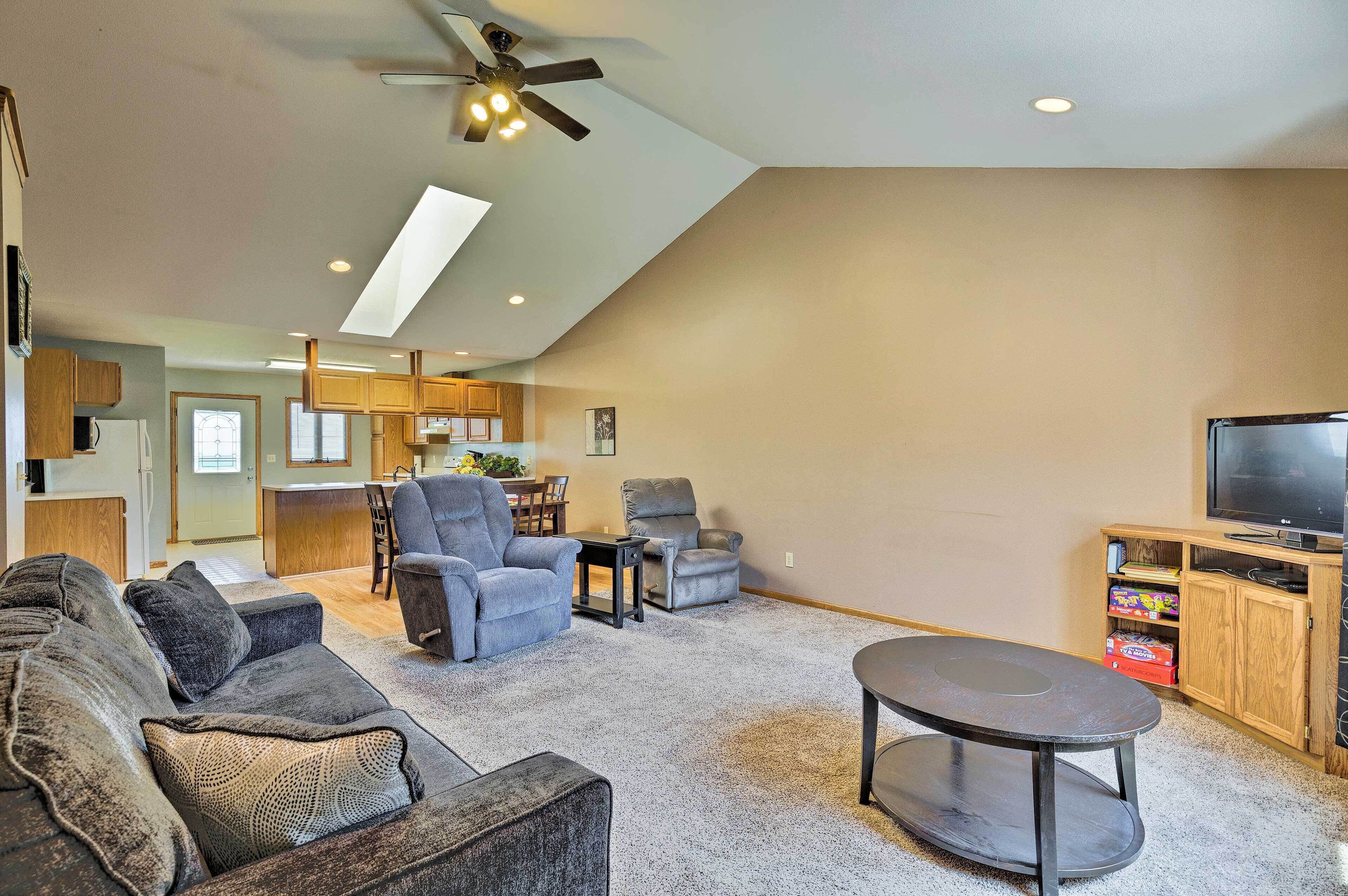 Elwood Townhome w/Patio, 7 Mi to Johnson Lake