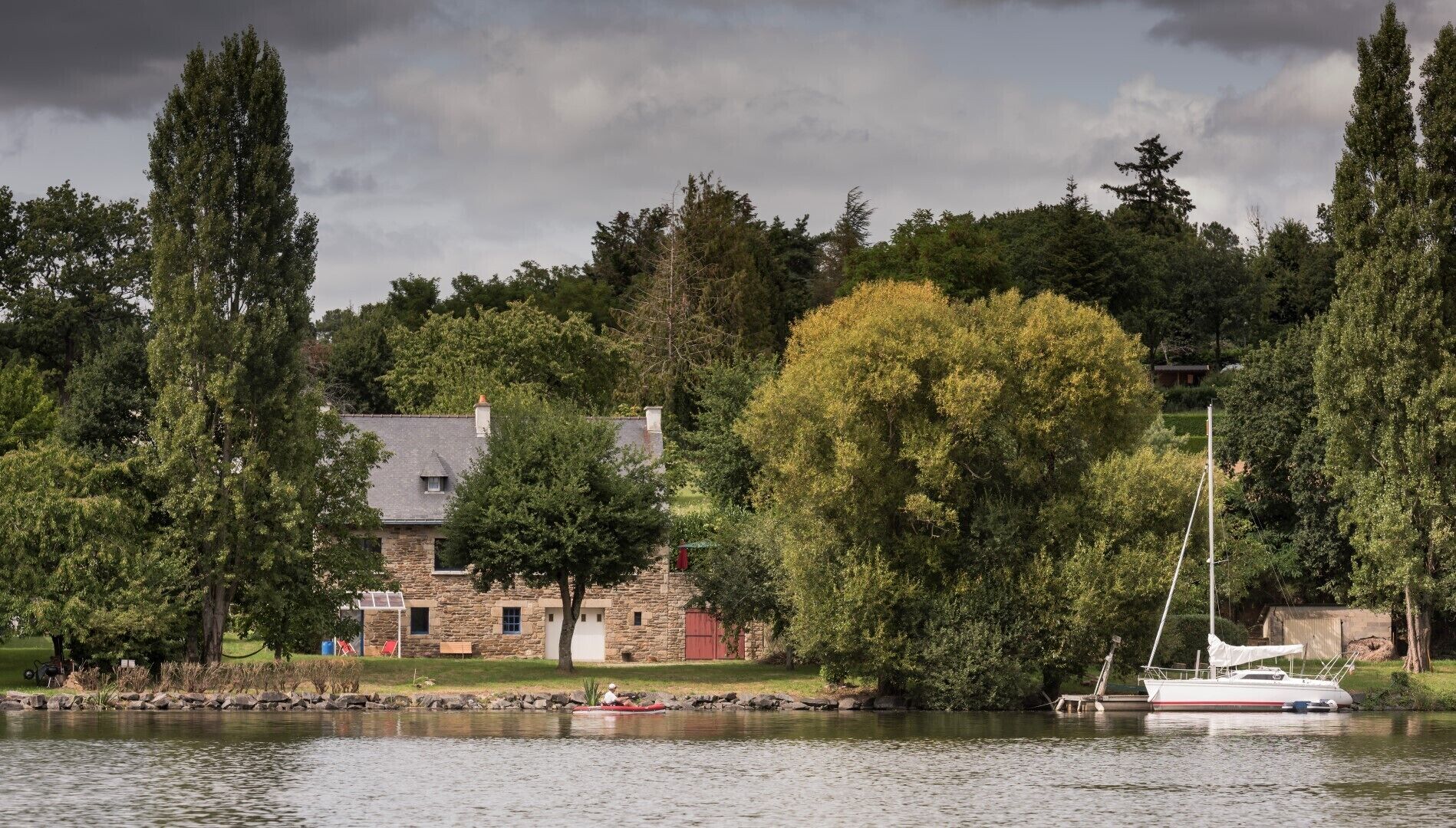 Port de Folleux, waterfront accommodation with terrace in a wooded garden