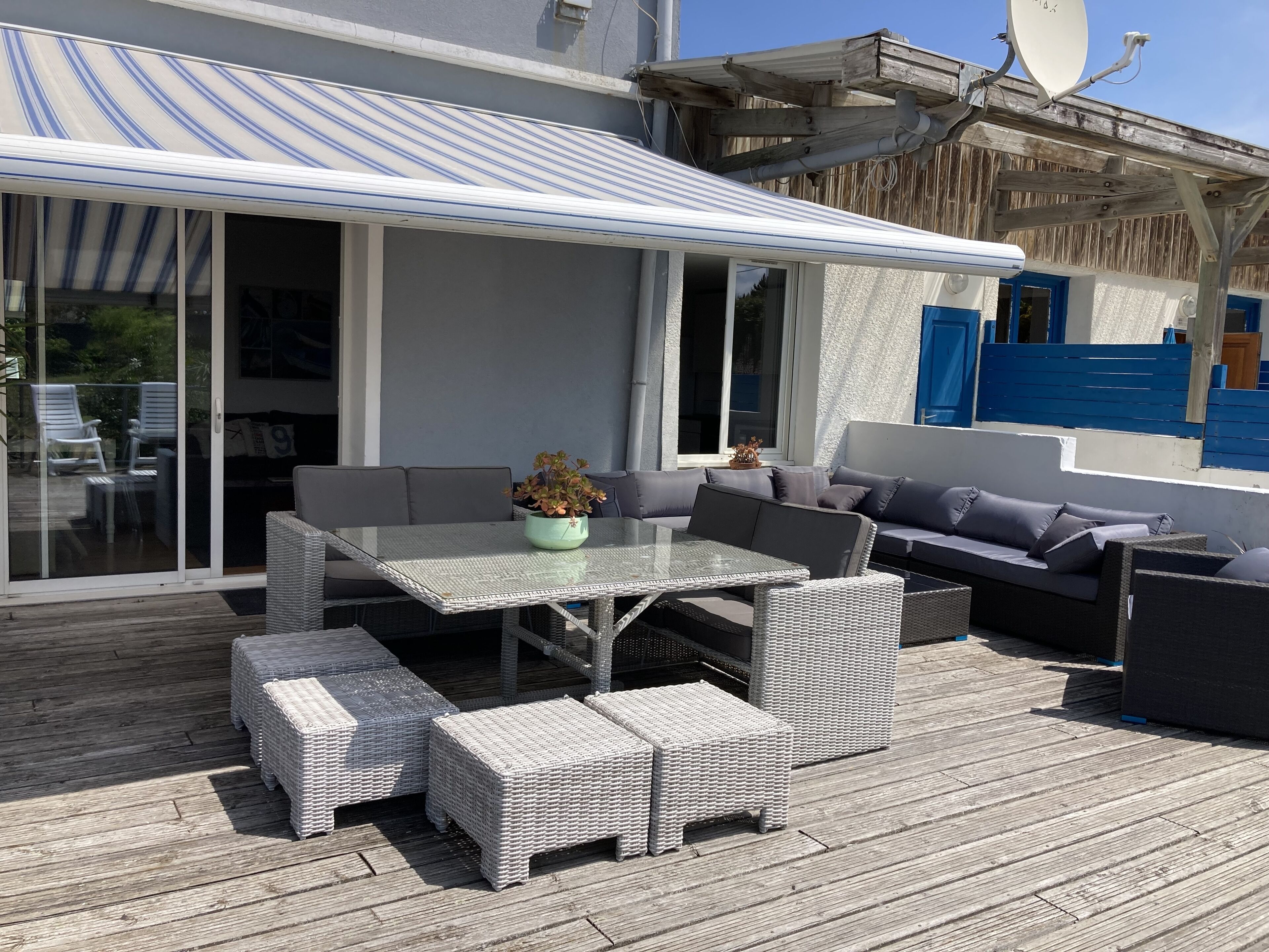 Beautiful terrace apartment facing the sea with fine sandy beach