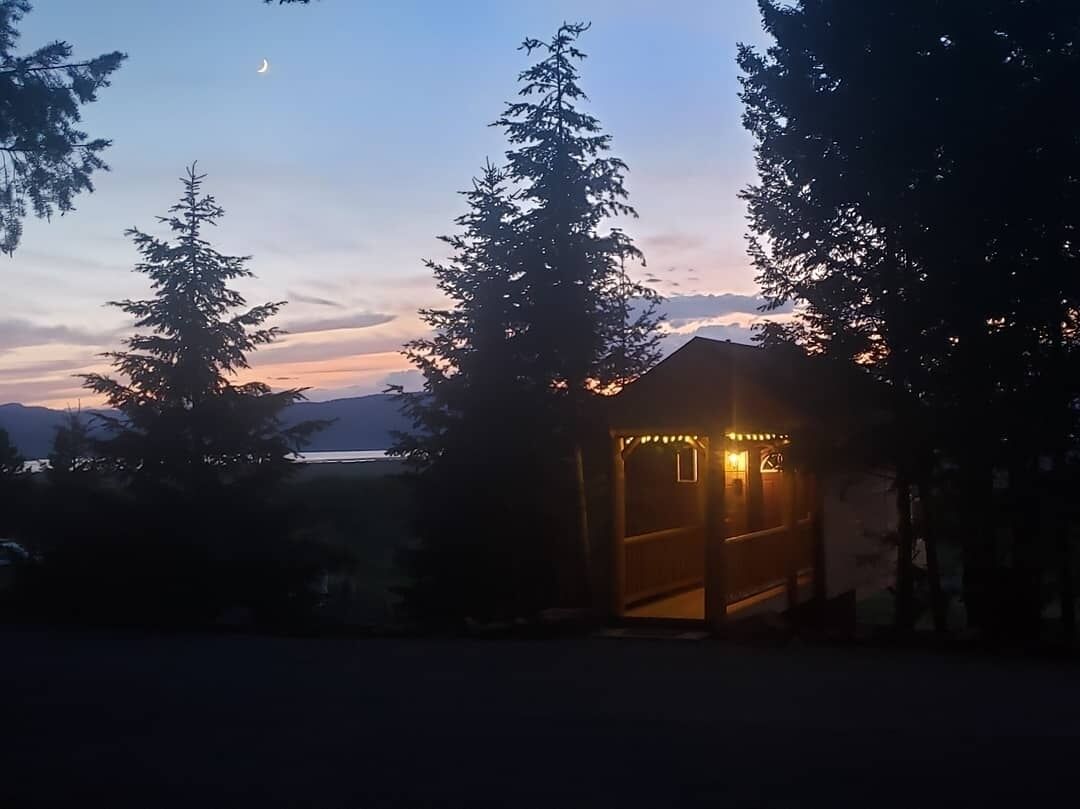 "Treehouse North" Near Yellowstone! Cozy retreat for 2!