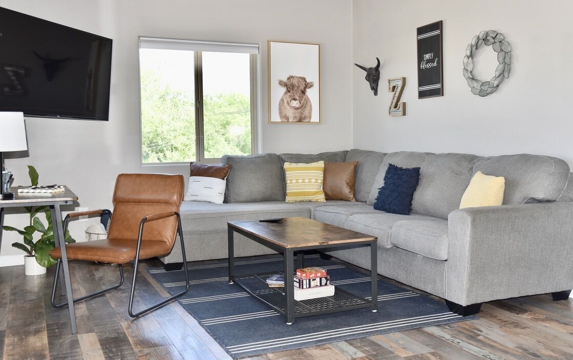 Gorgeous Home with Deck, Mountain Views & Garage. 3 Miles from the University