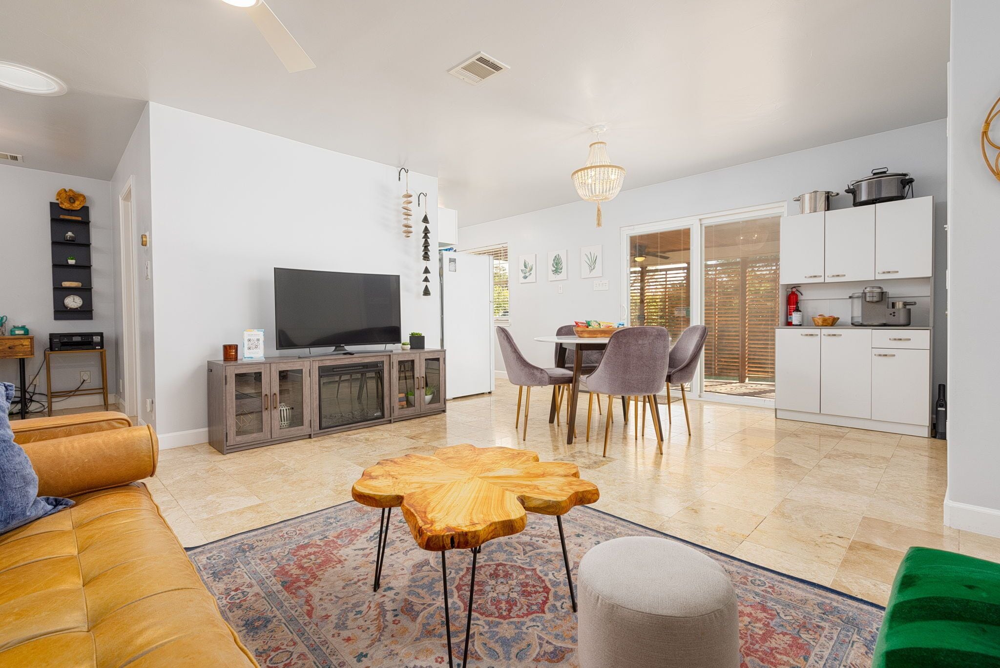 Relax at the Chiquita Casita: Hot Tub, Modern Decor, Covered Patio & BBQ