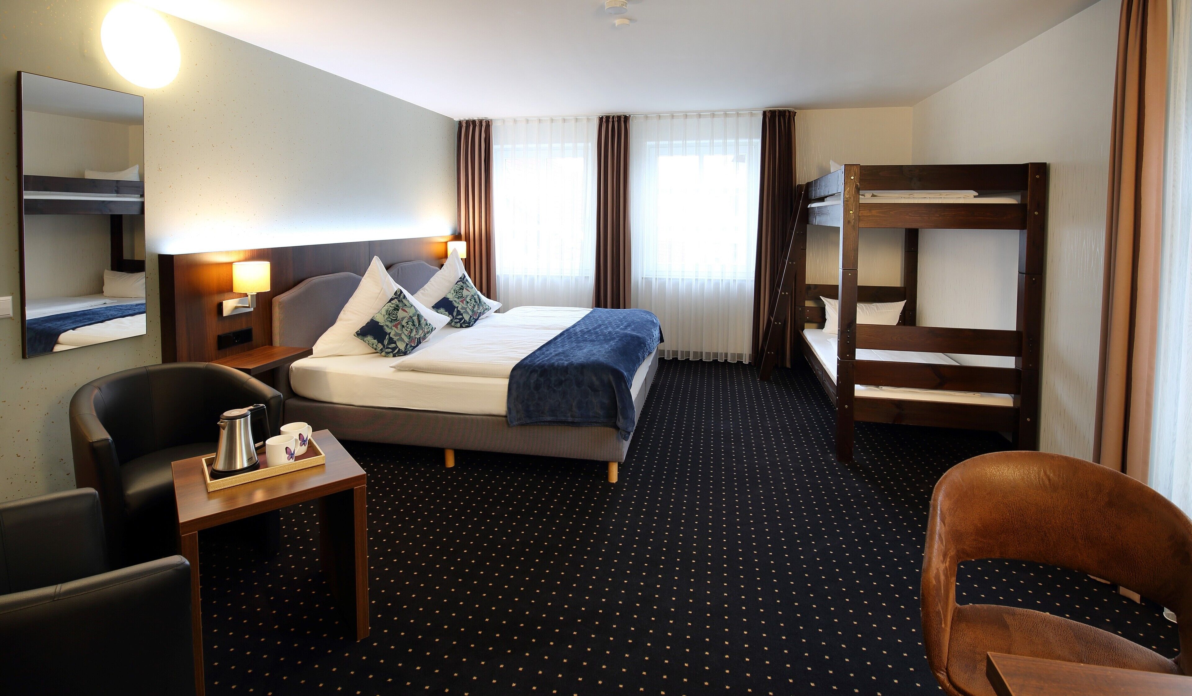 Dreibettzimmer mit Dusche und WC