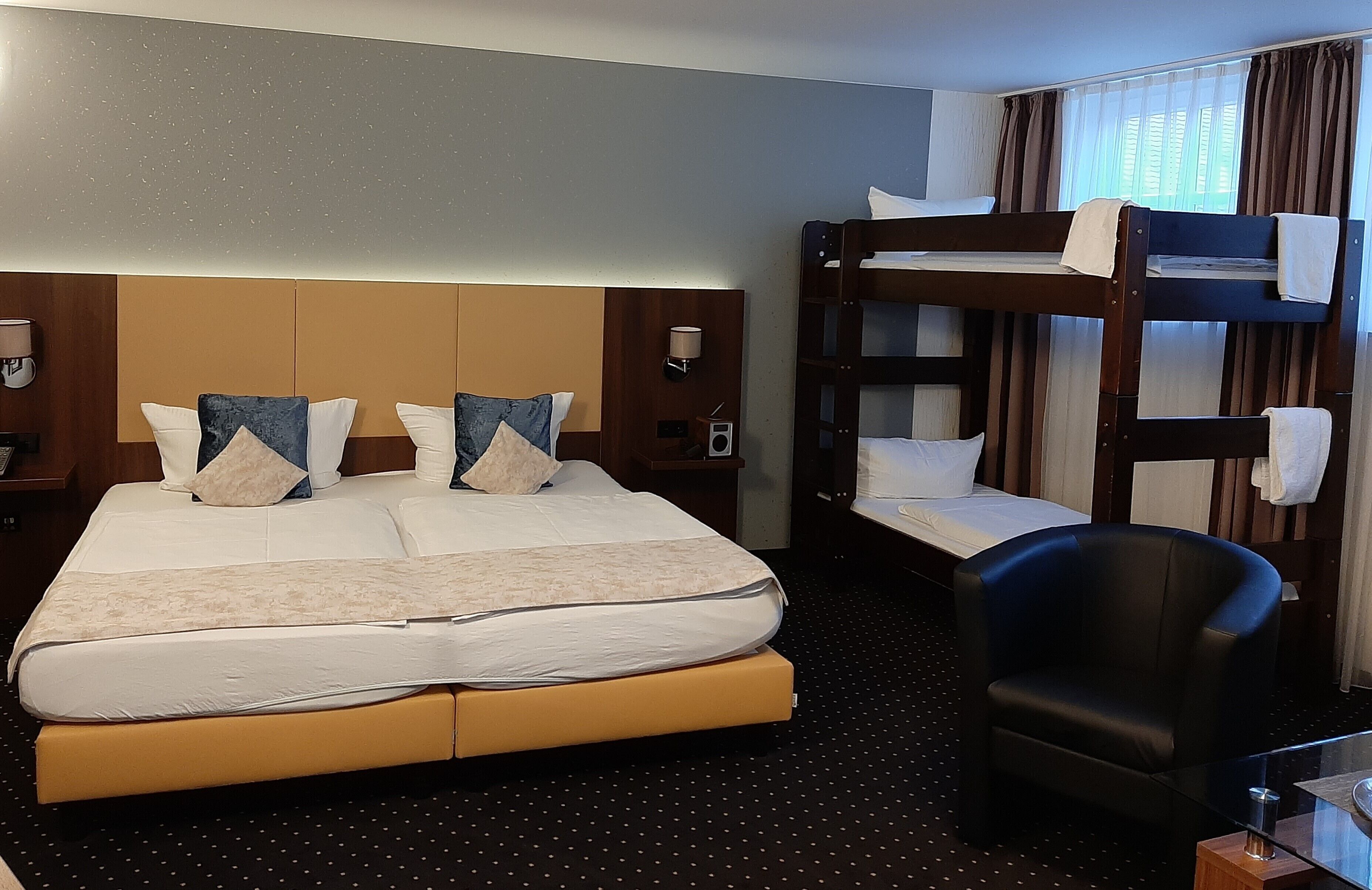 Vierbettzimmer mit Dusche und WC