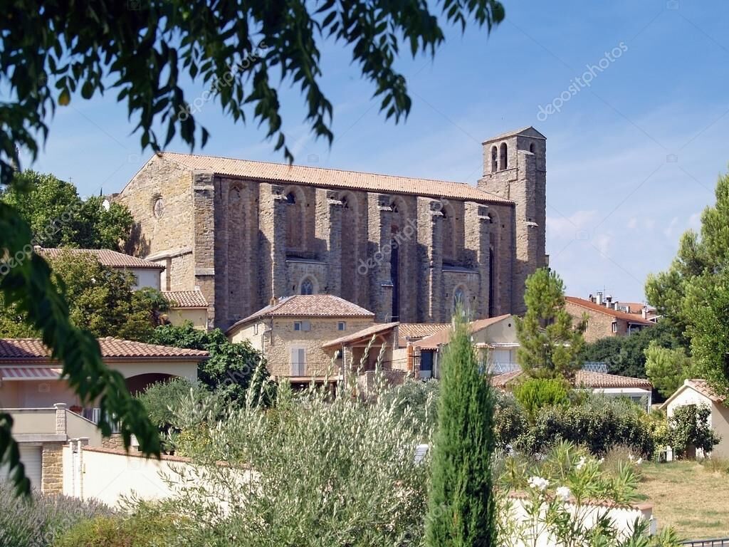 In the XVIII century house a view on the countryside and the Castellas castle