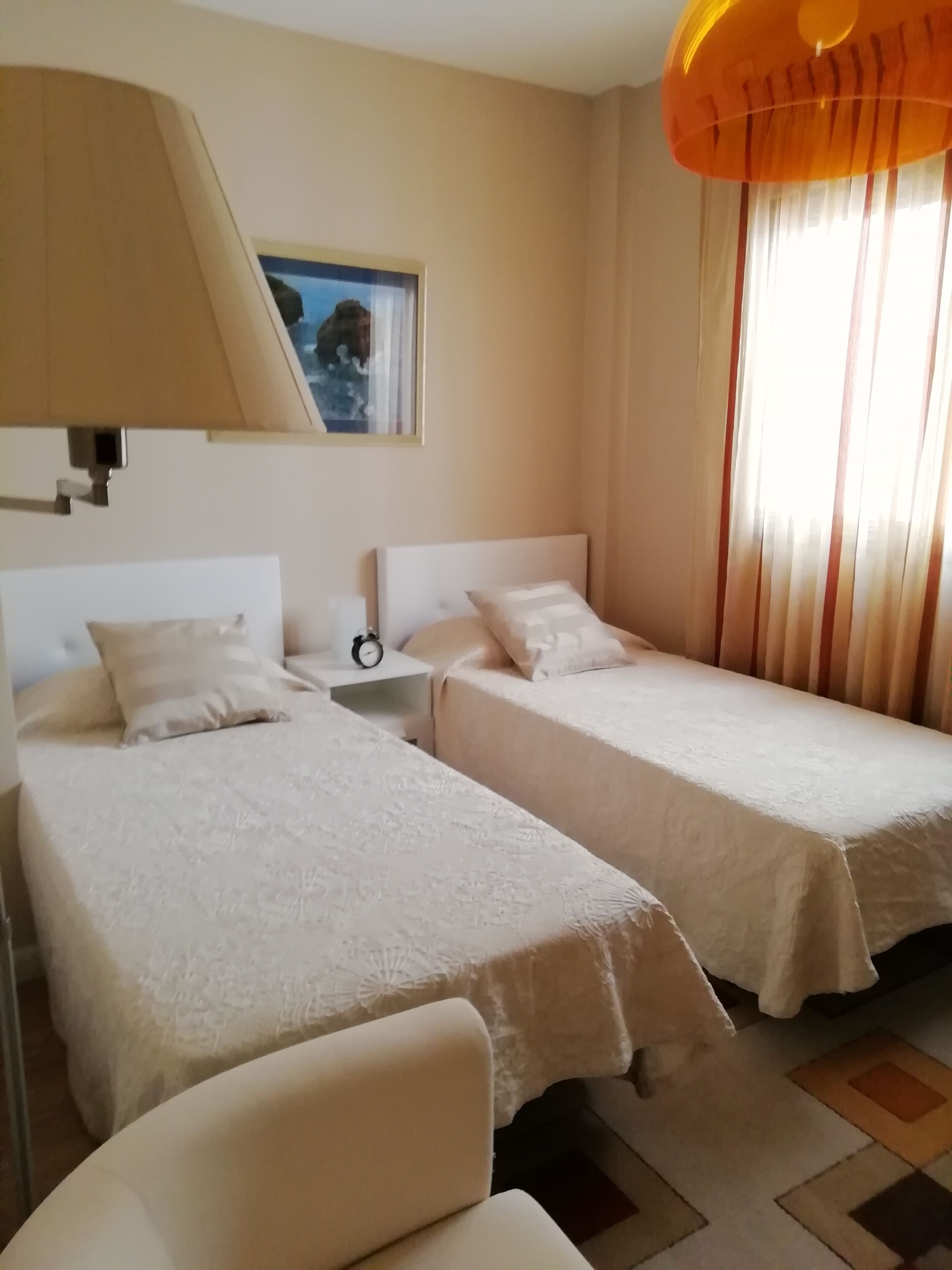 habitación privada muy cómoda y acogedora con baño propio.