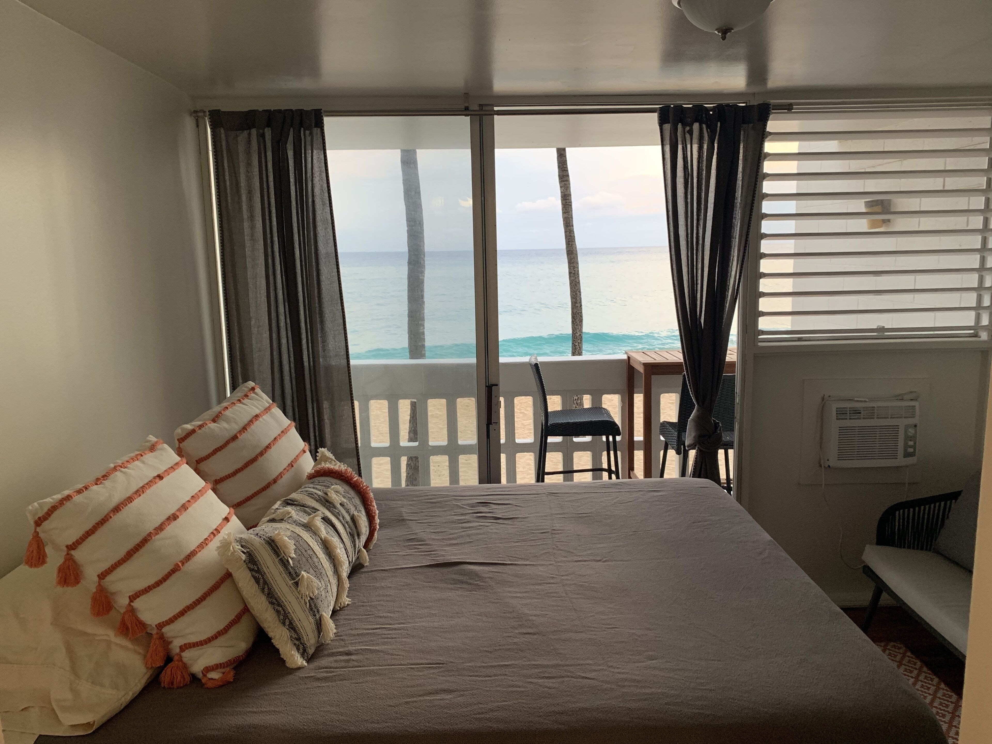 Beachfront and Ocean View Condo-Best Oahu Sunsets