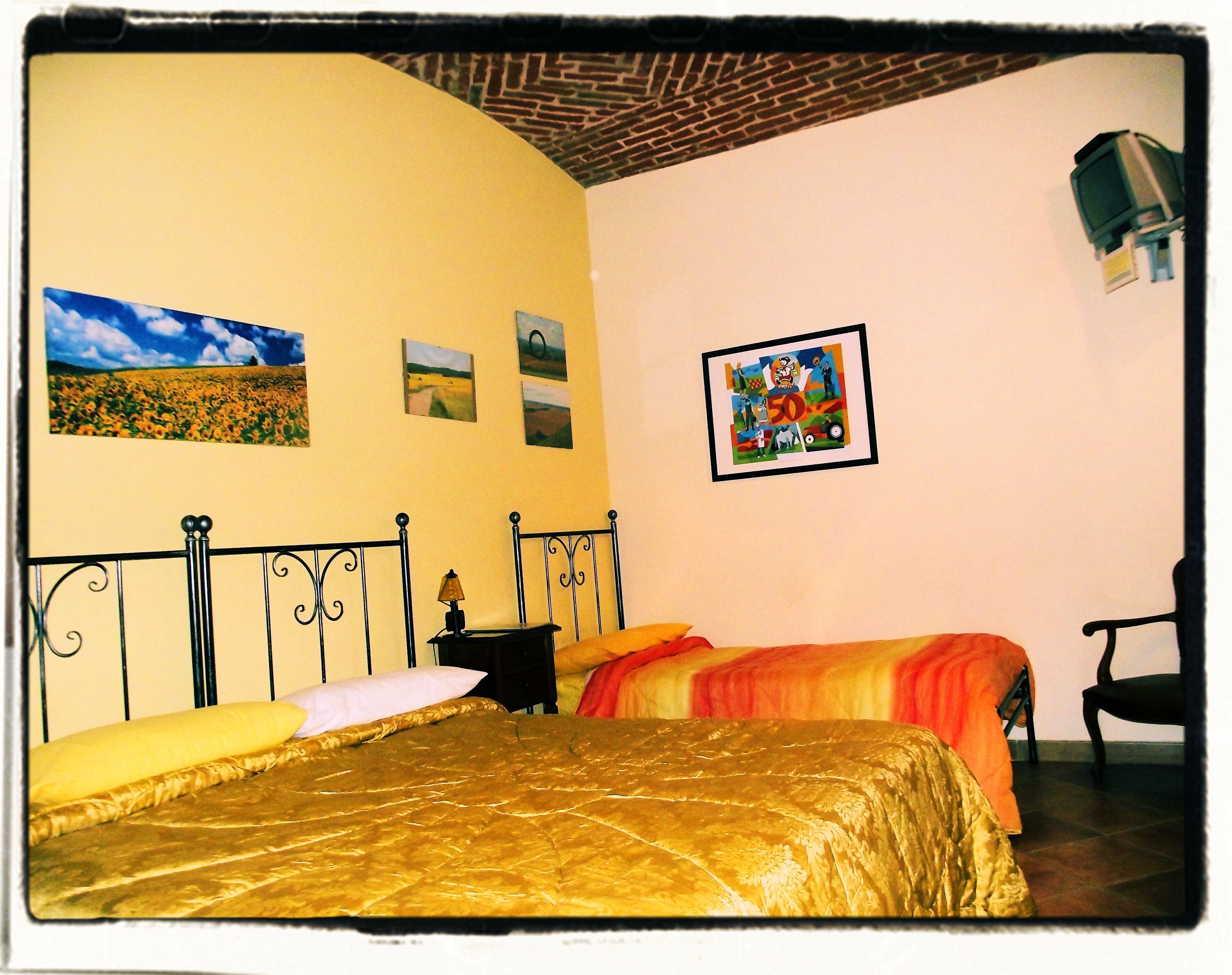 EL CAVAJER) yellow room