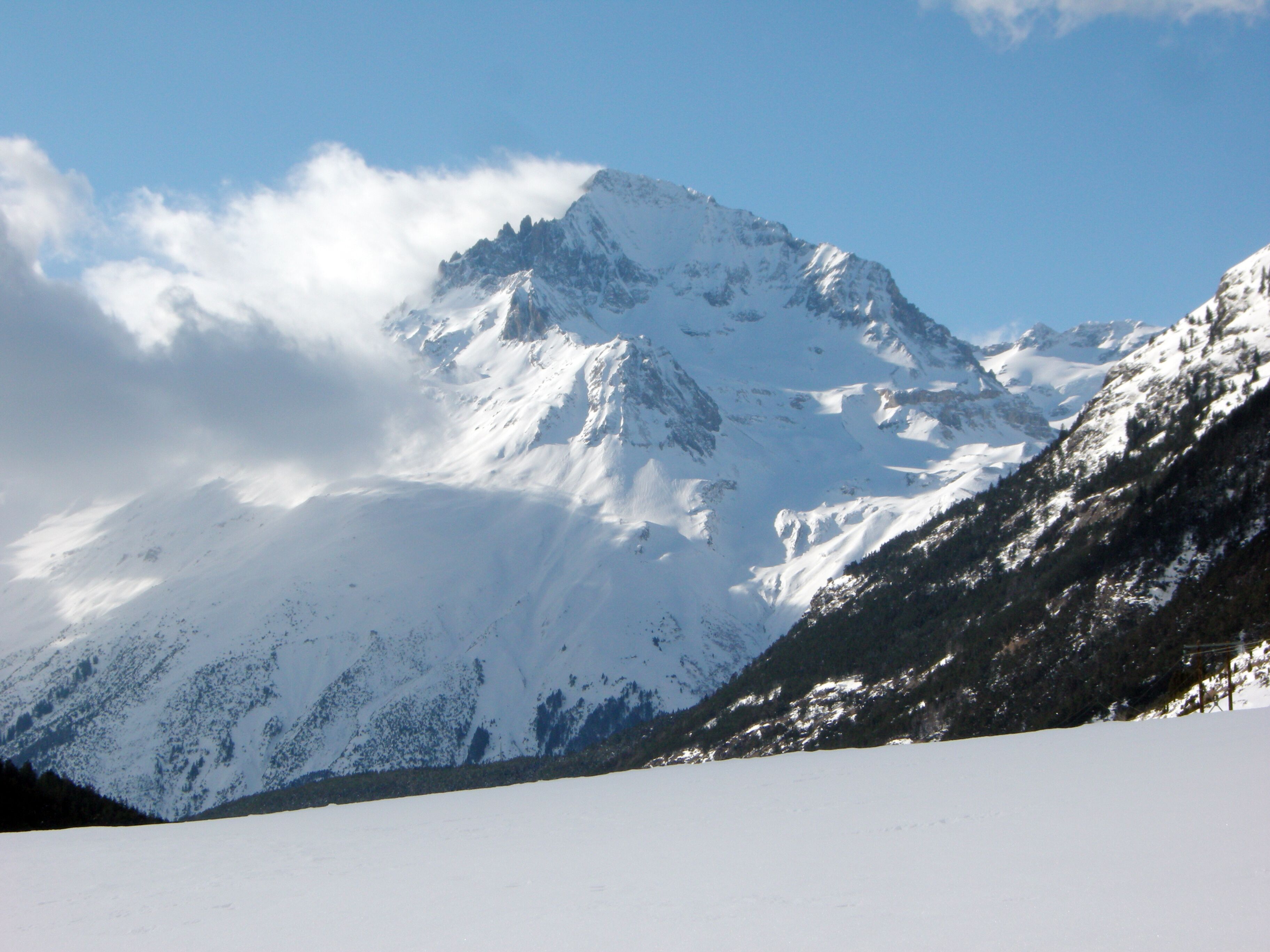 Beautiful apartment for 5 people at the foot of the village center piste (ref J1)