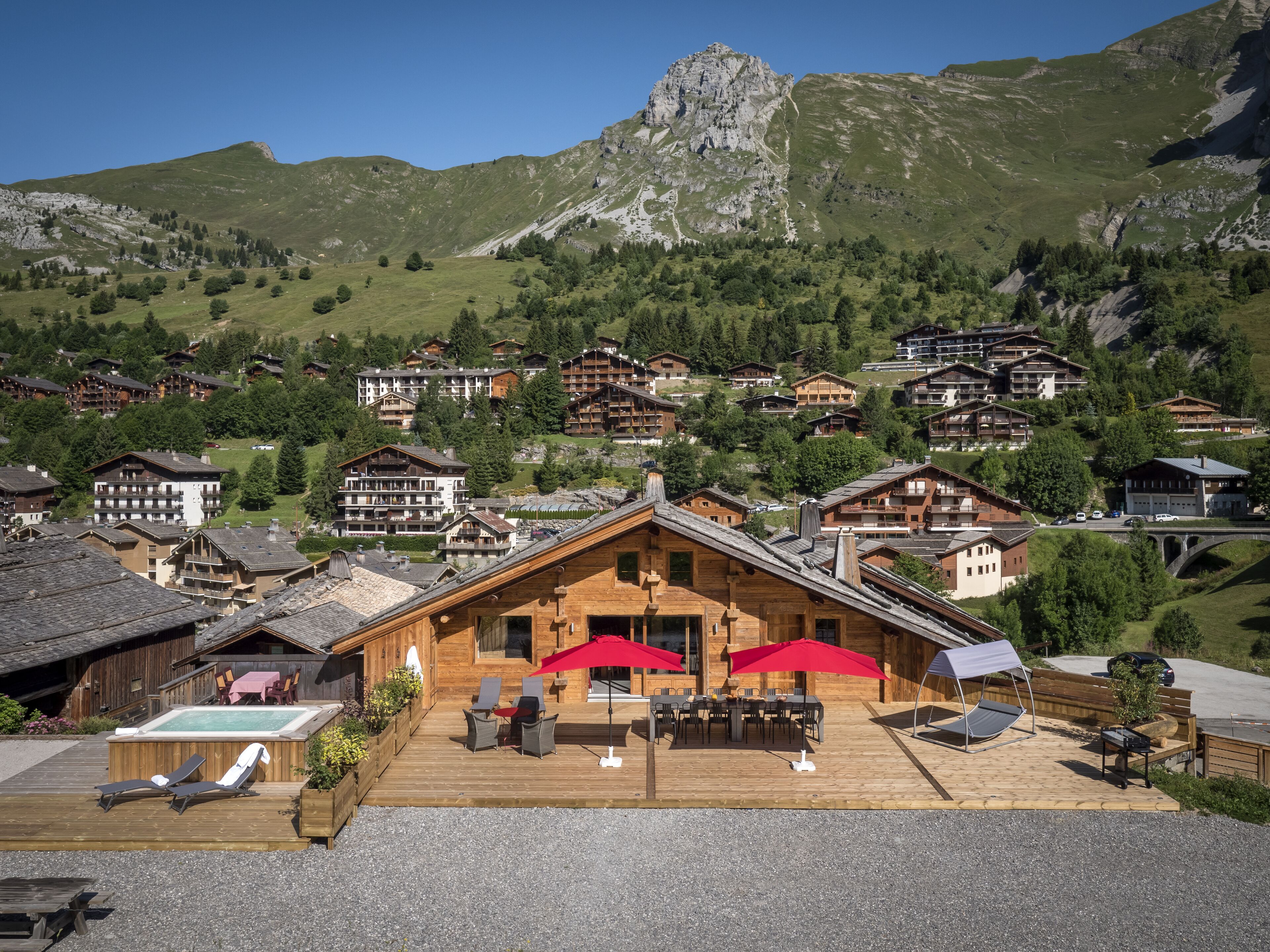 11-person ski-in ski-out apartment with infinity jacuzzi