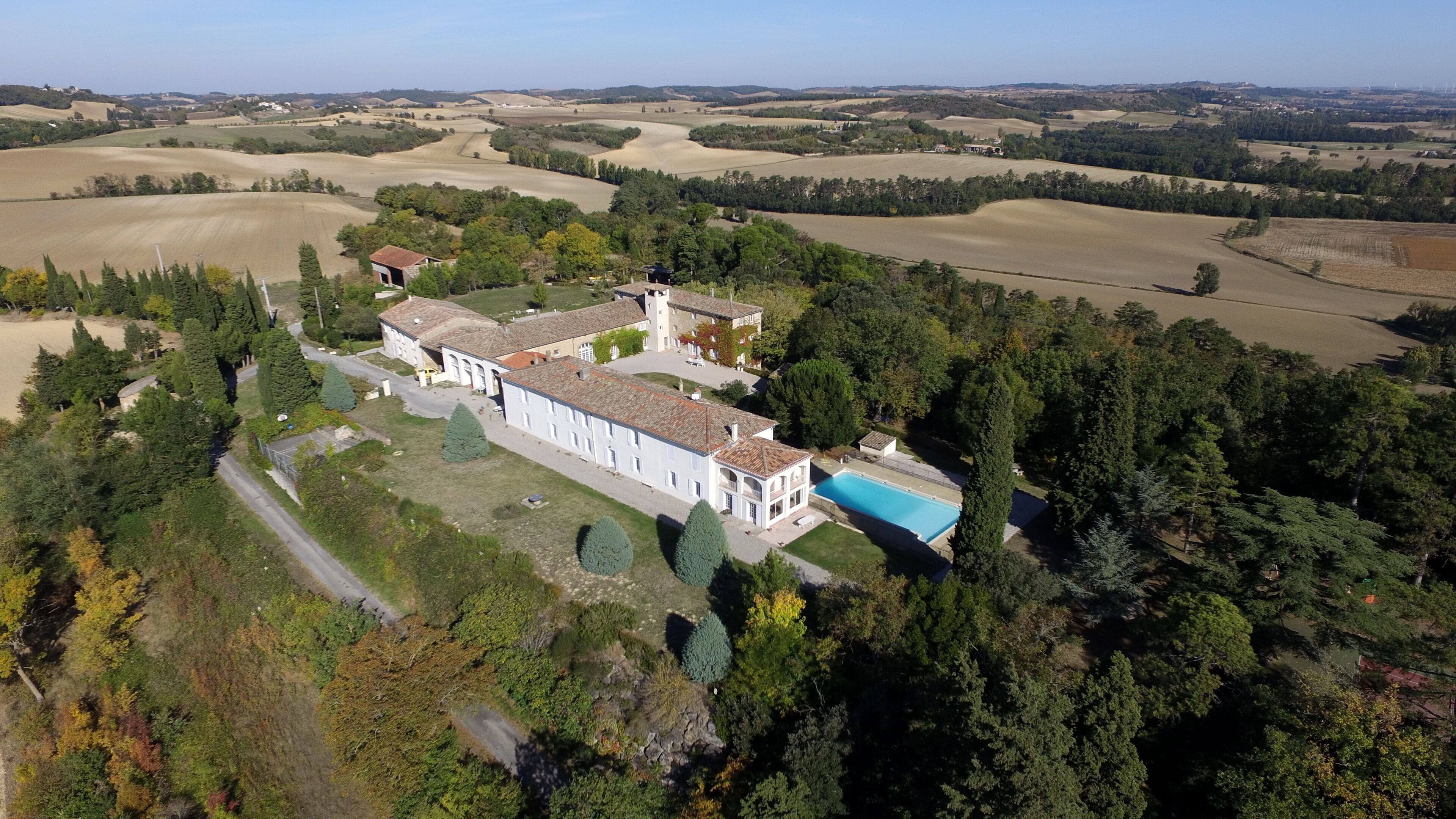 Large apartments, 4 bedrooms, 10 to 14 people, swimming pool, tennis, park ...