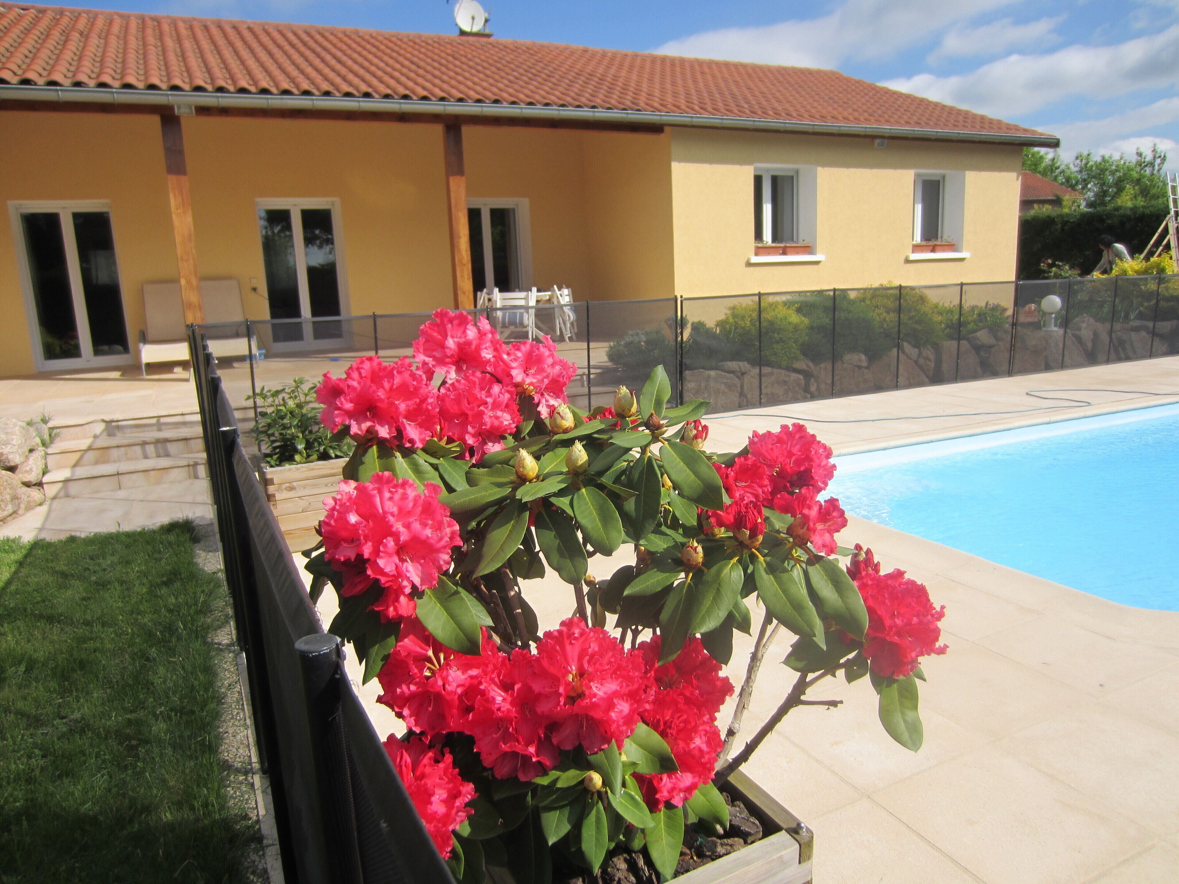 Room in villa with swimming pool West Lyon