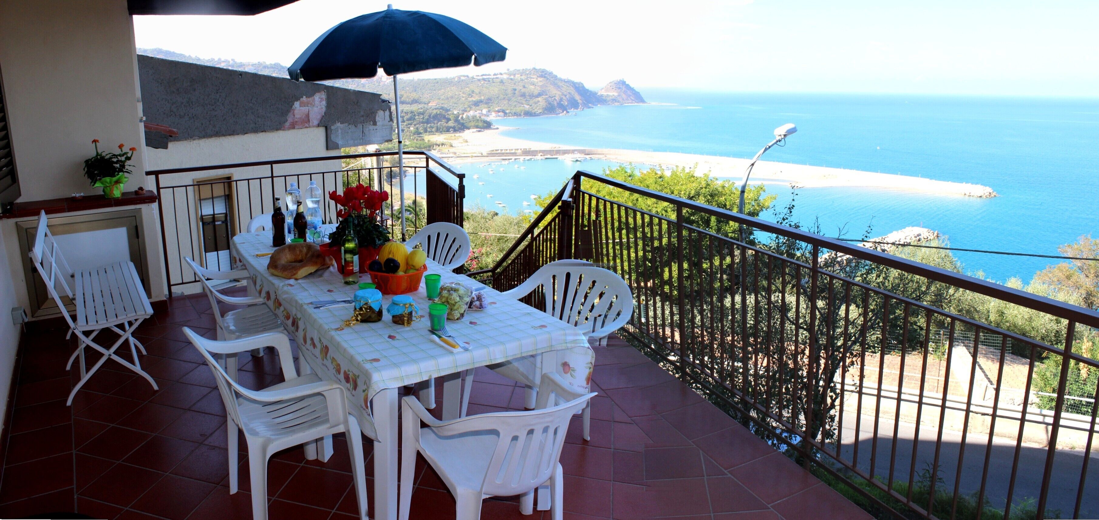 House with enchanting views of the sea and the Aeolian Islands
