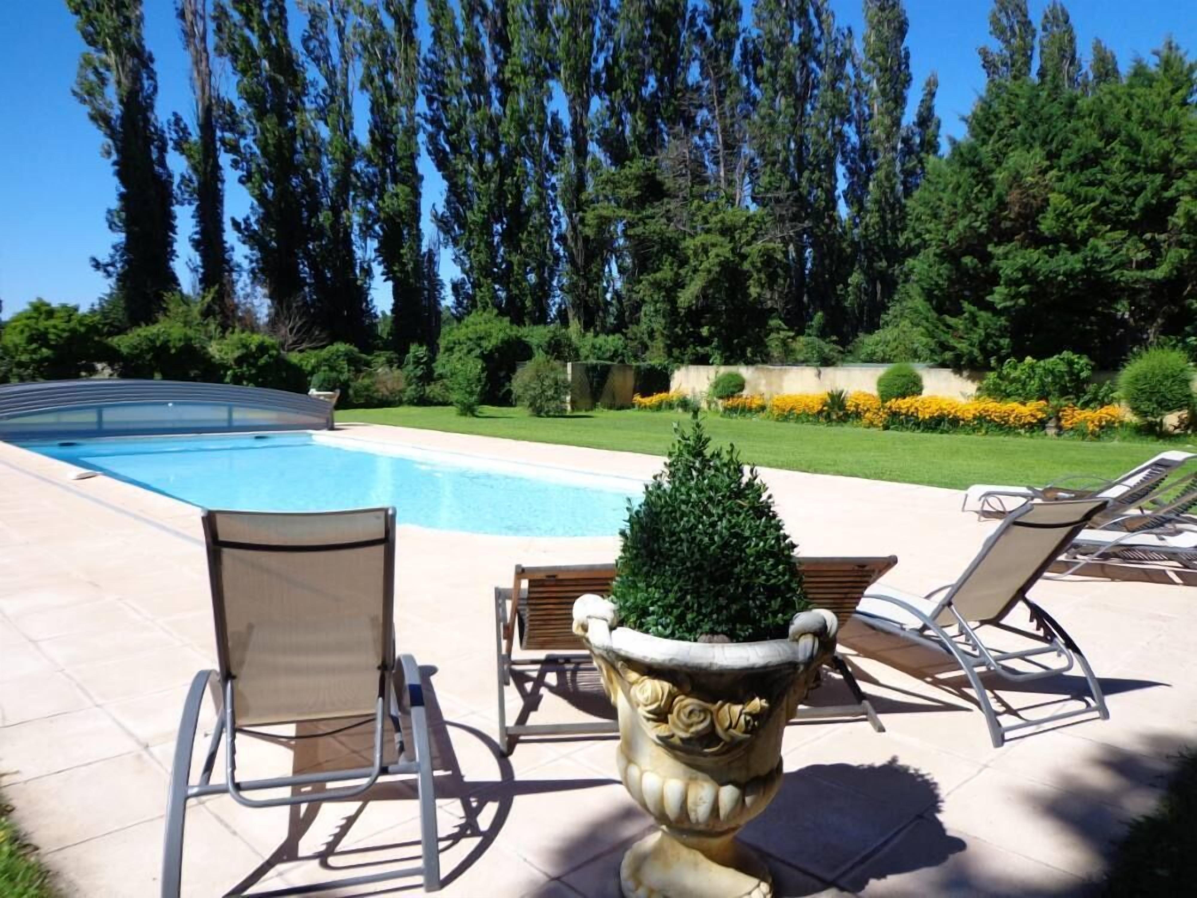 2 Large apartments in the heart of Provence (France) with a swimming pool