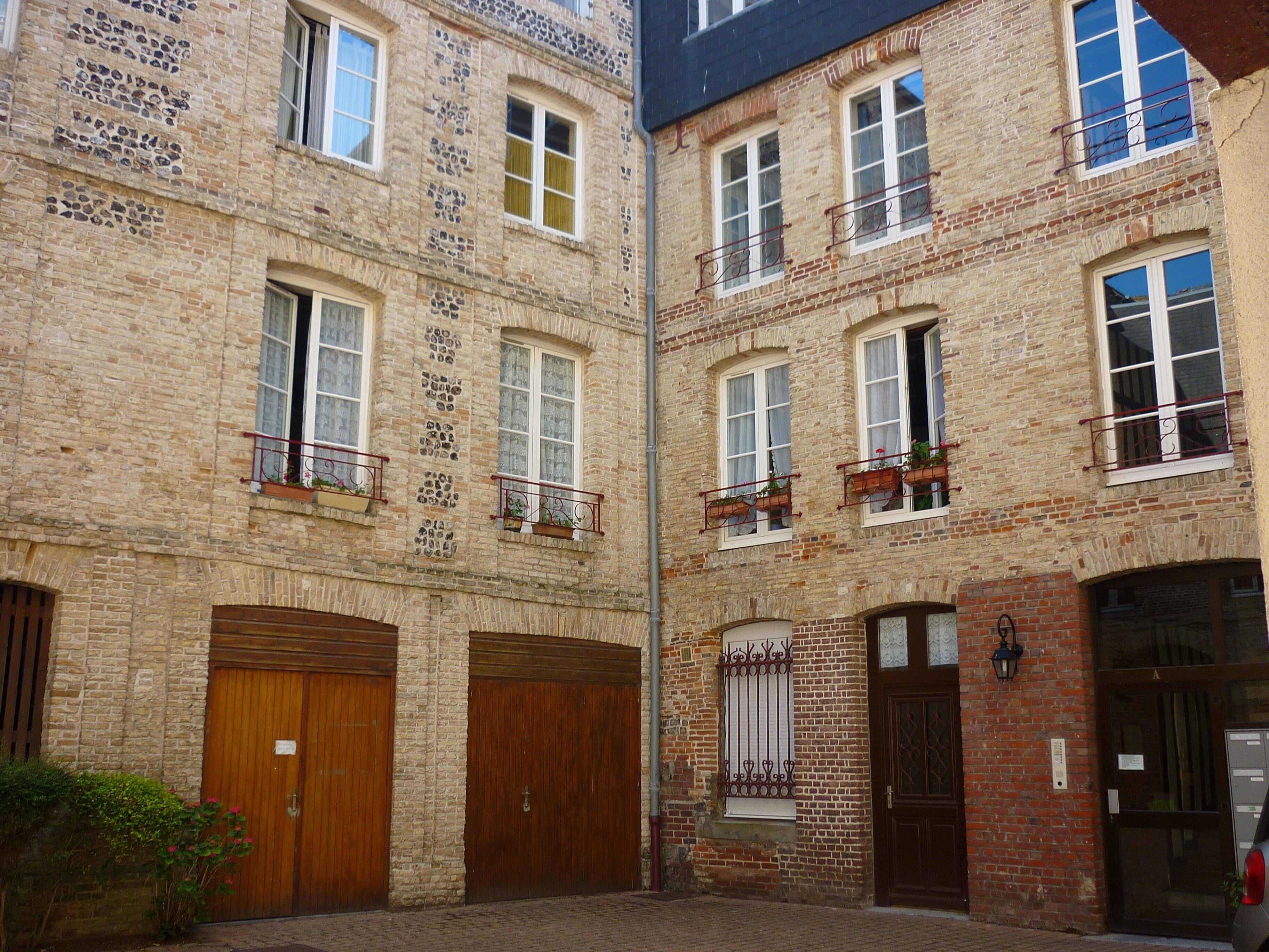 Located between beach and port, quiet apartment of 60m² refurbished -4 / 5 people-