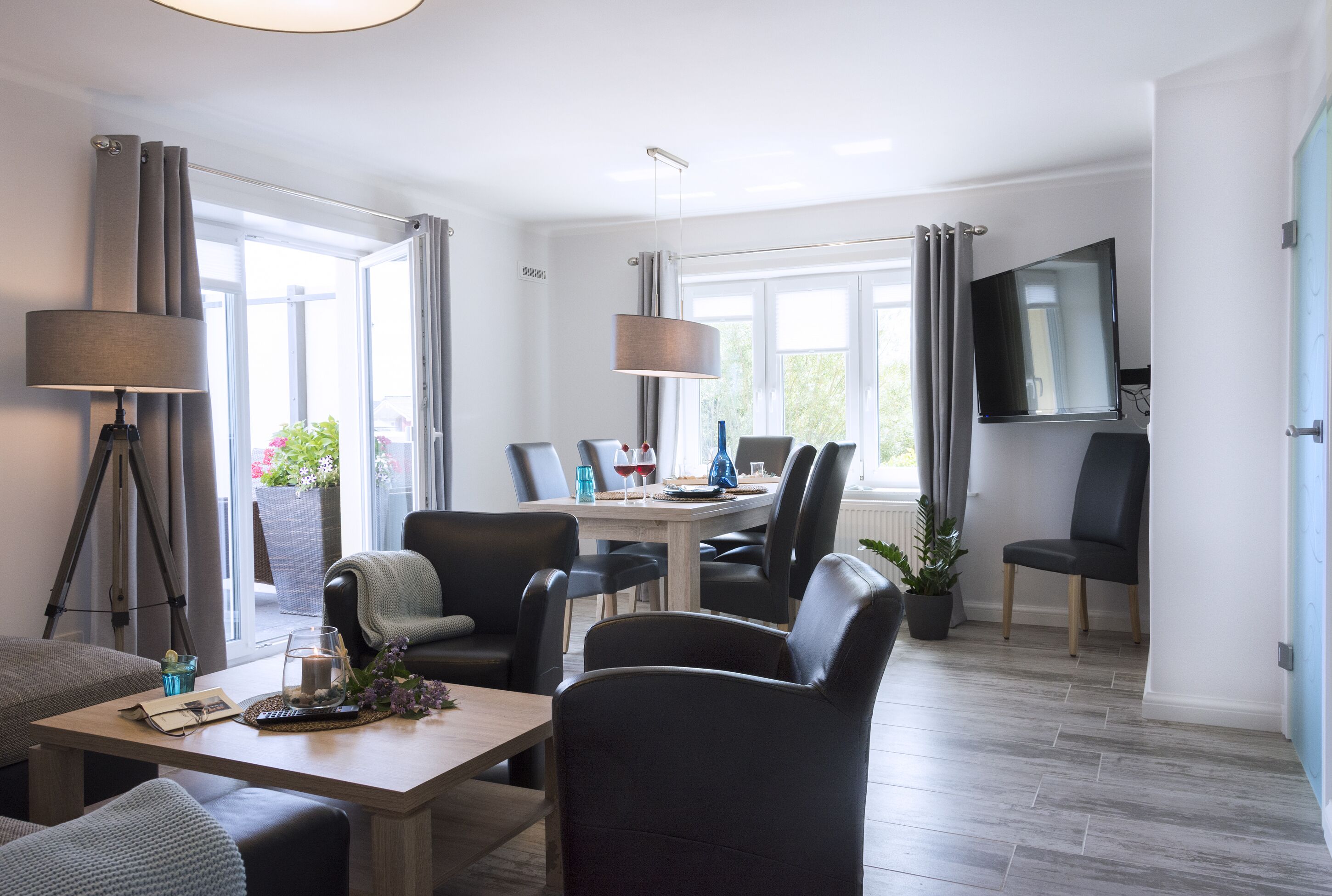 Luxurious and martime designed apartment right on the sea 