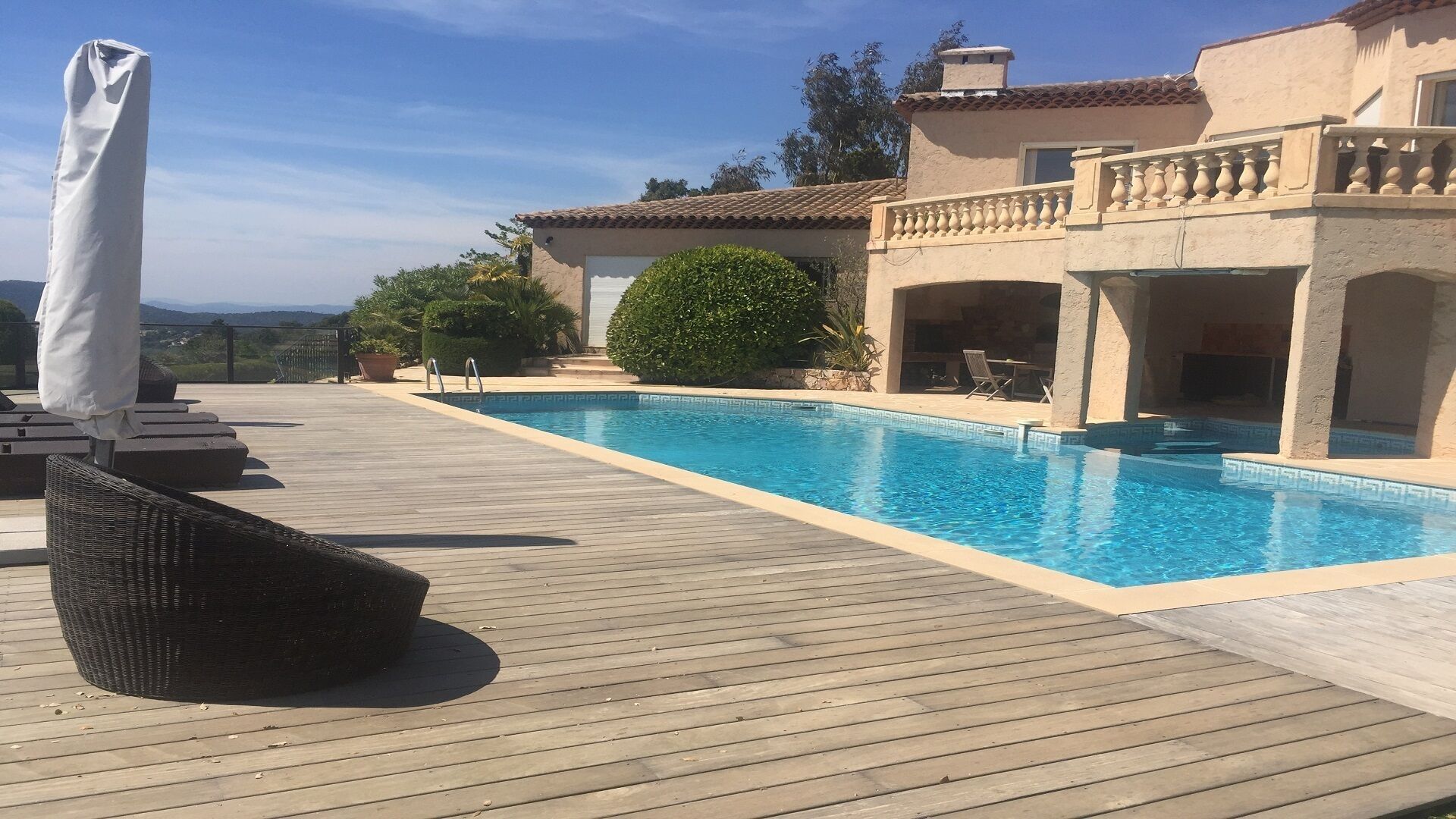 Luxury apartment with garden and pool, stunning mountain and sea views