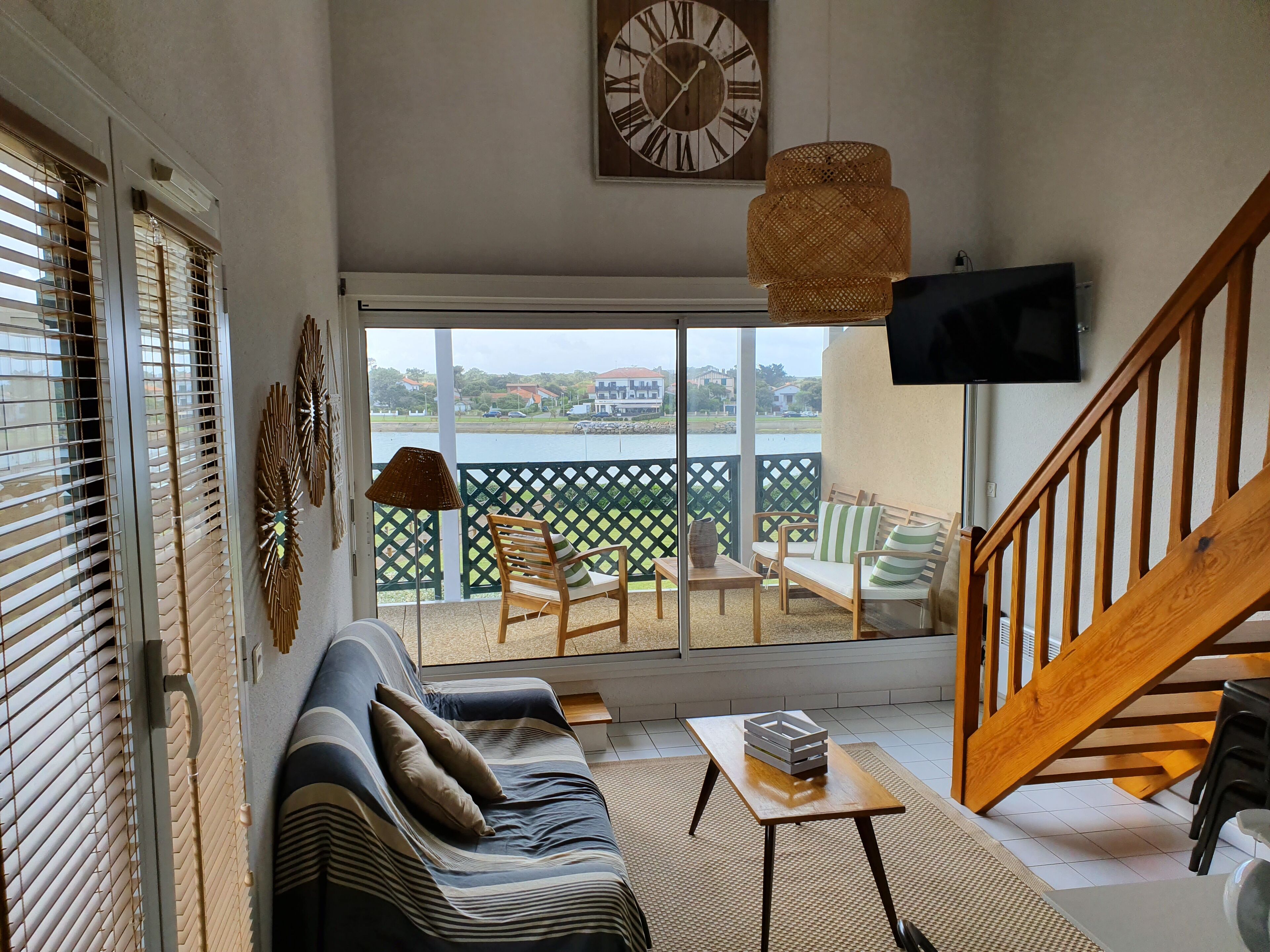 20 m2 terrace for this beach and shopping apartment on foot !!!! WIRELESS