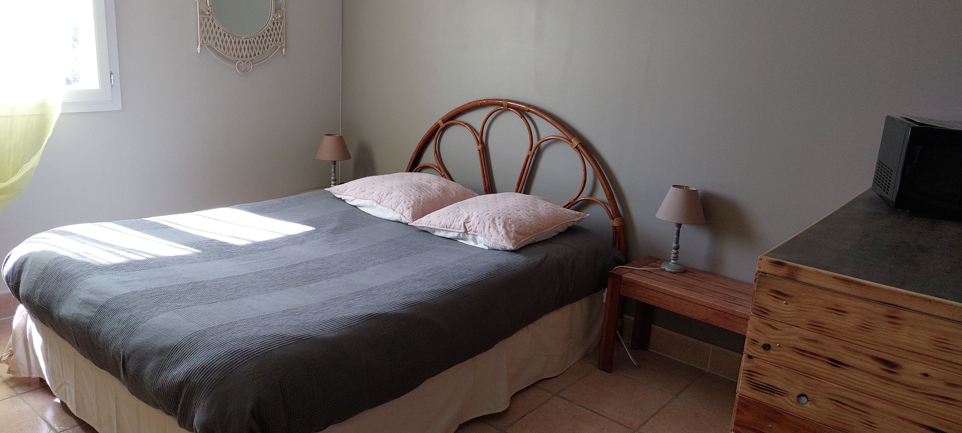 Studio in Provencal village with view of the hills