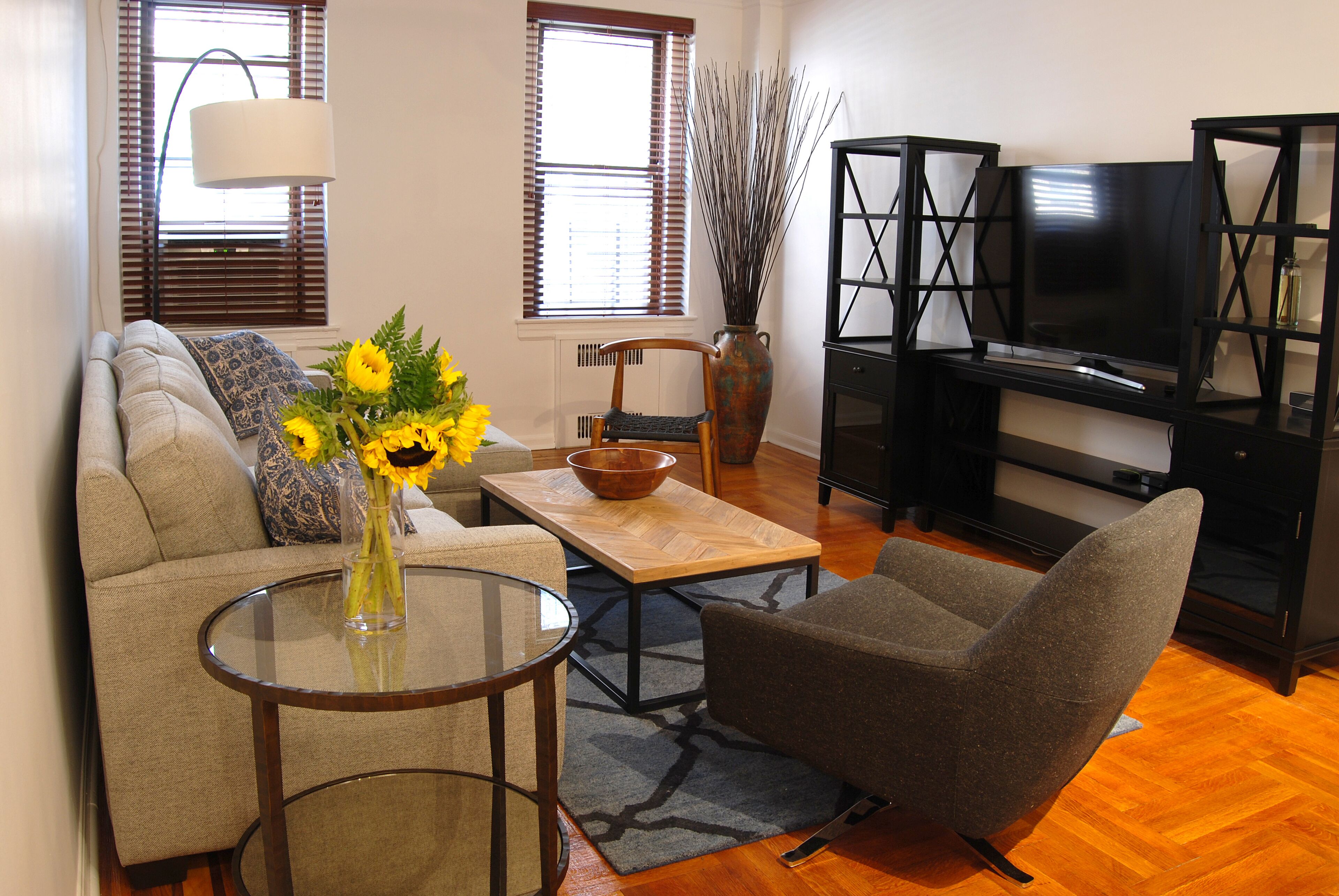 Entire apt 2 BR Sunnyside -30 day minimum stay*