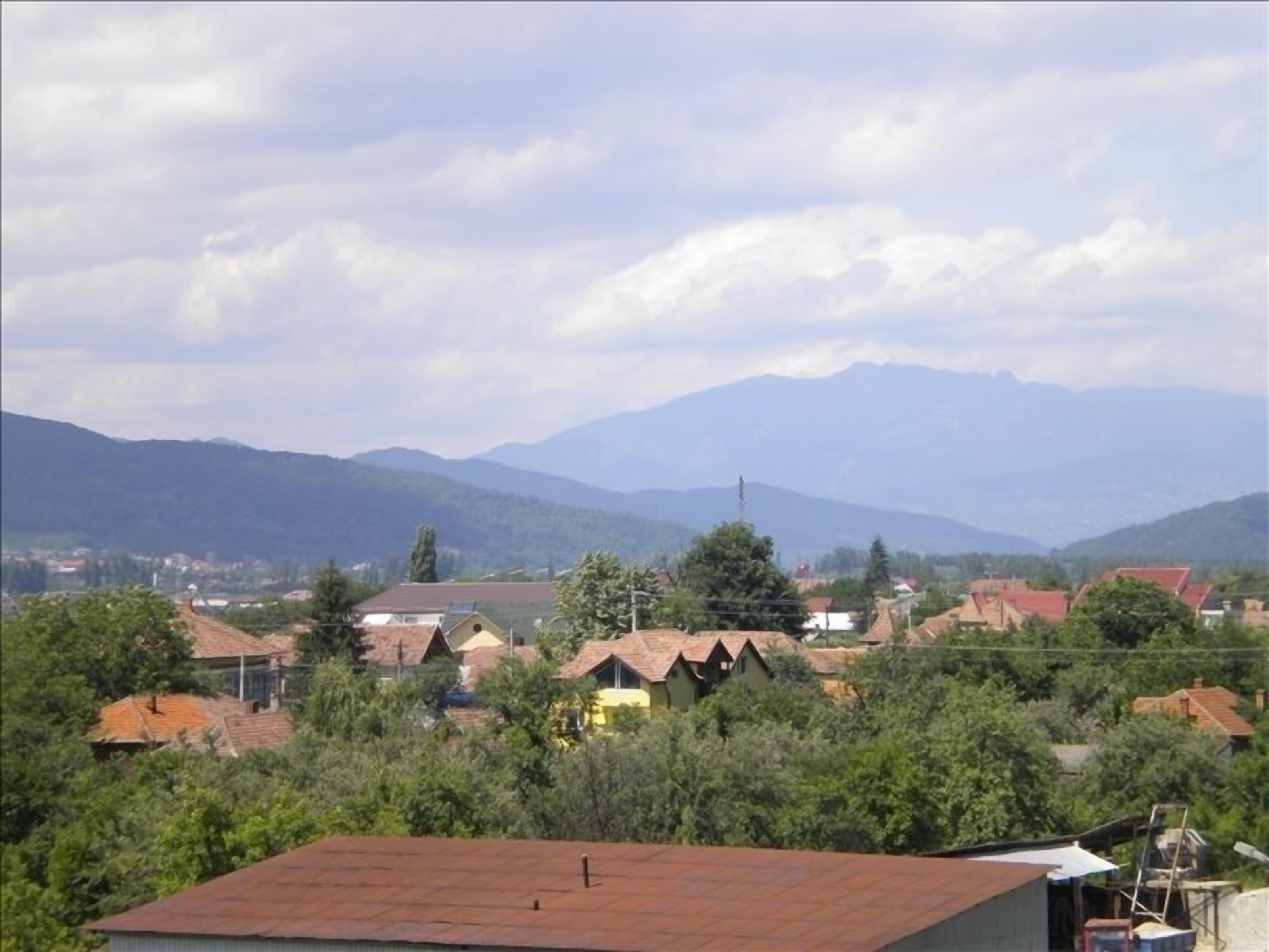 4 BR Apartment with Panoramic Views of Olt & Ramnicu Valcea