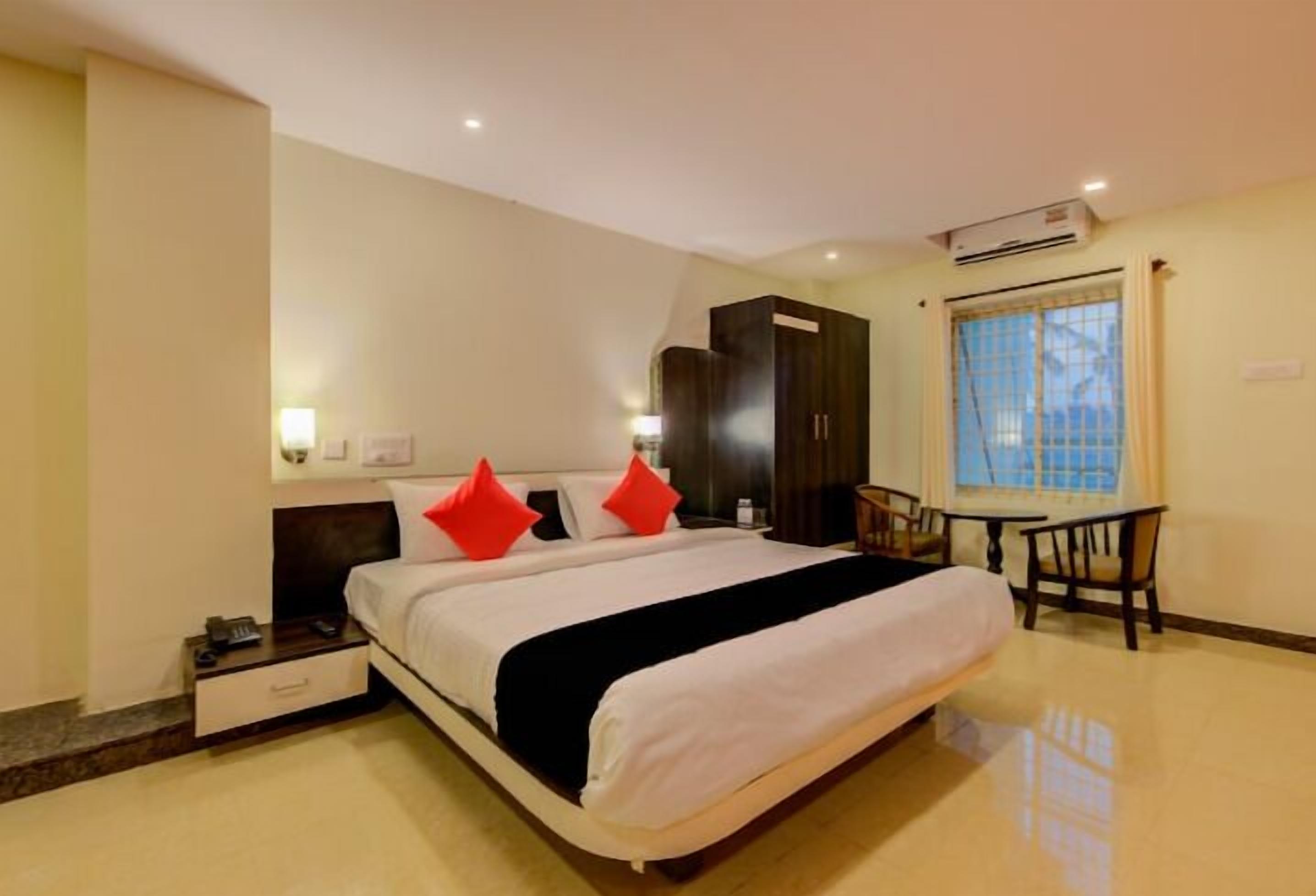 Hotel Beehive Grand