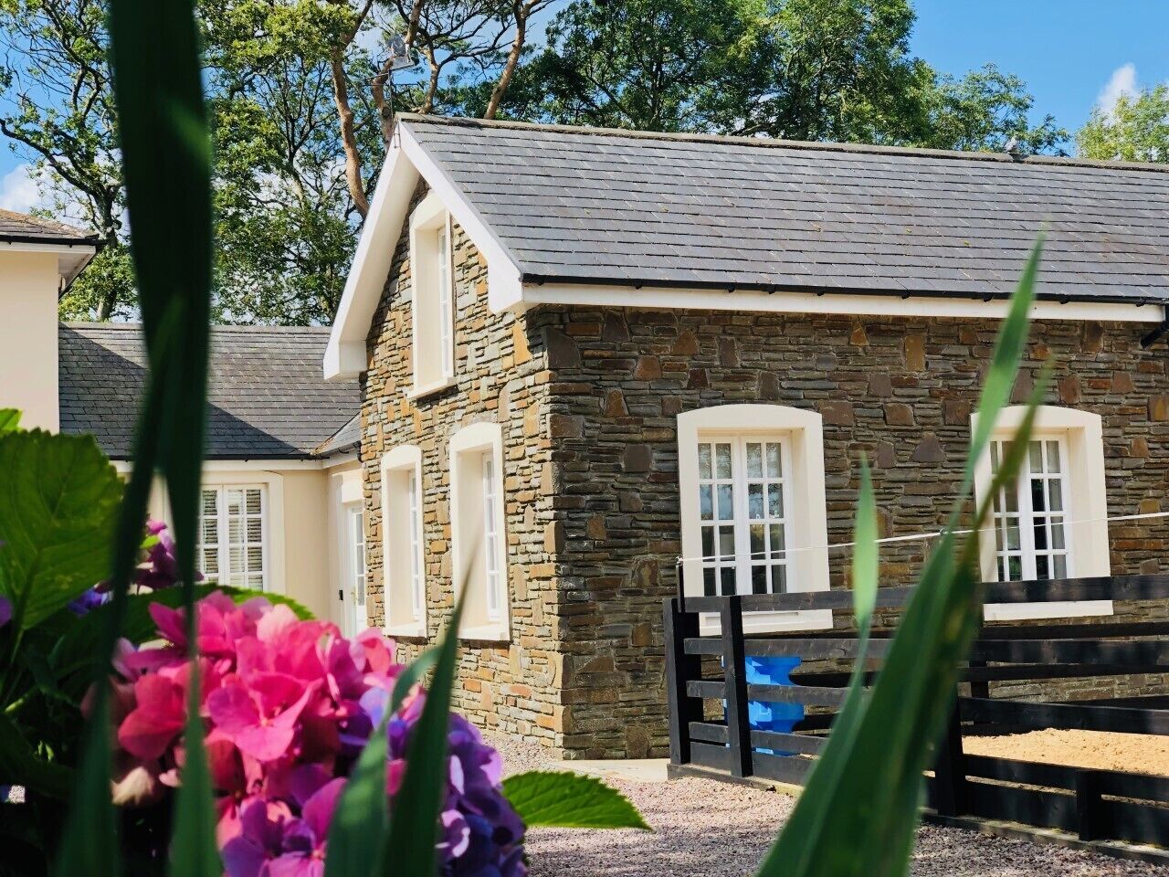 Beautiful Mews Lodge, in the countryside, 0.8 mile from town centre.