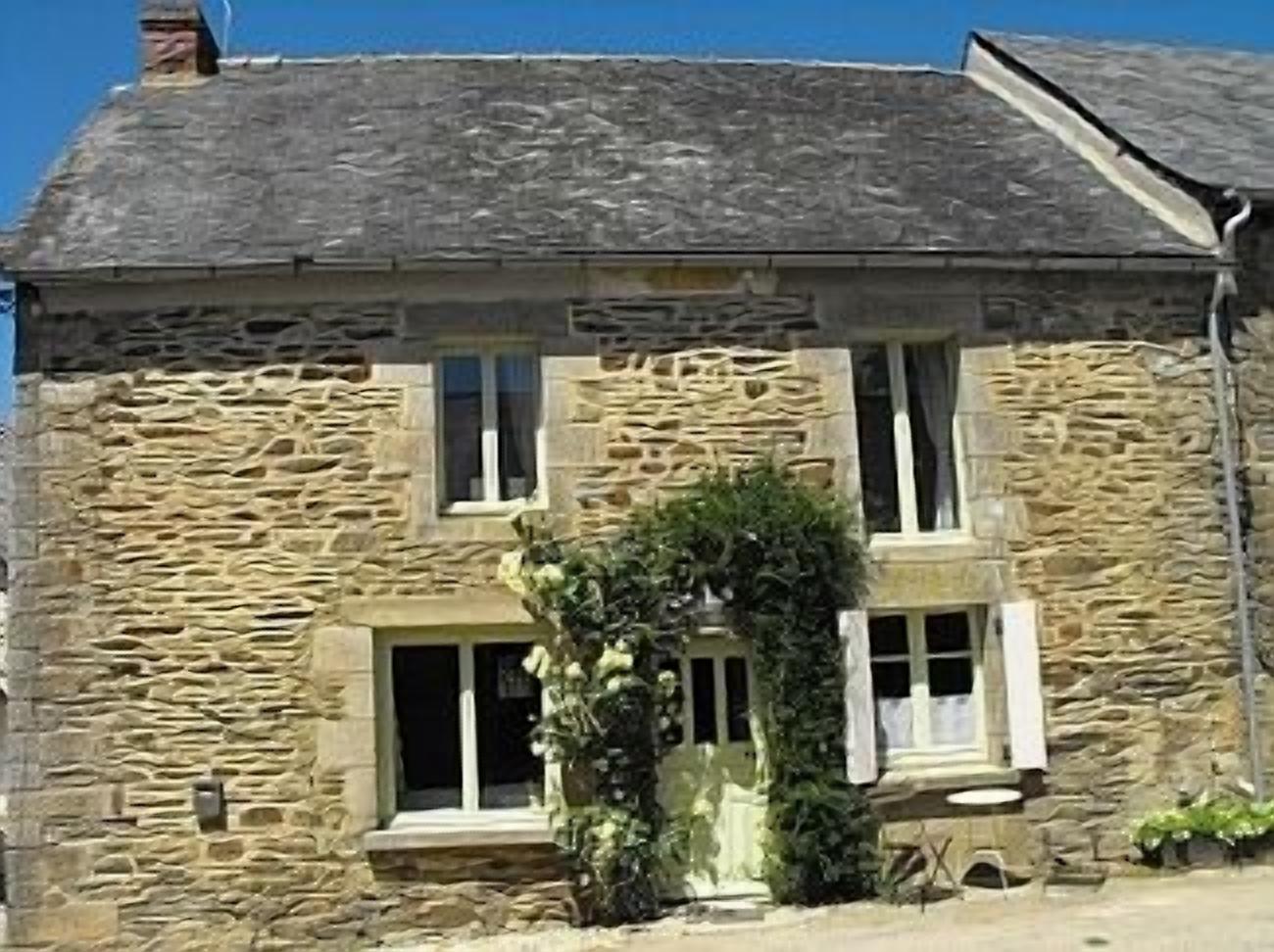 Spacious House,  Cosy Accommodation. Log stove. Countryside forest river walks.