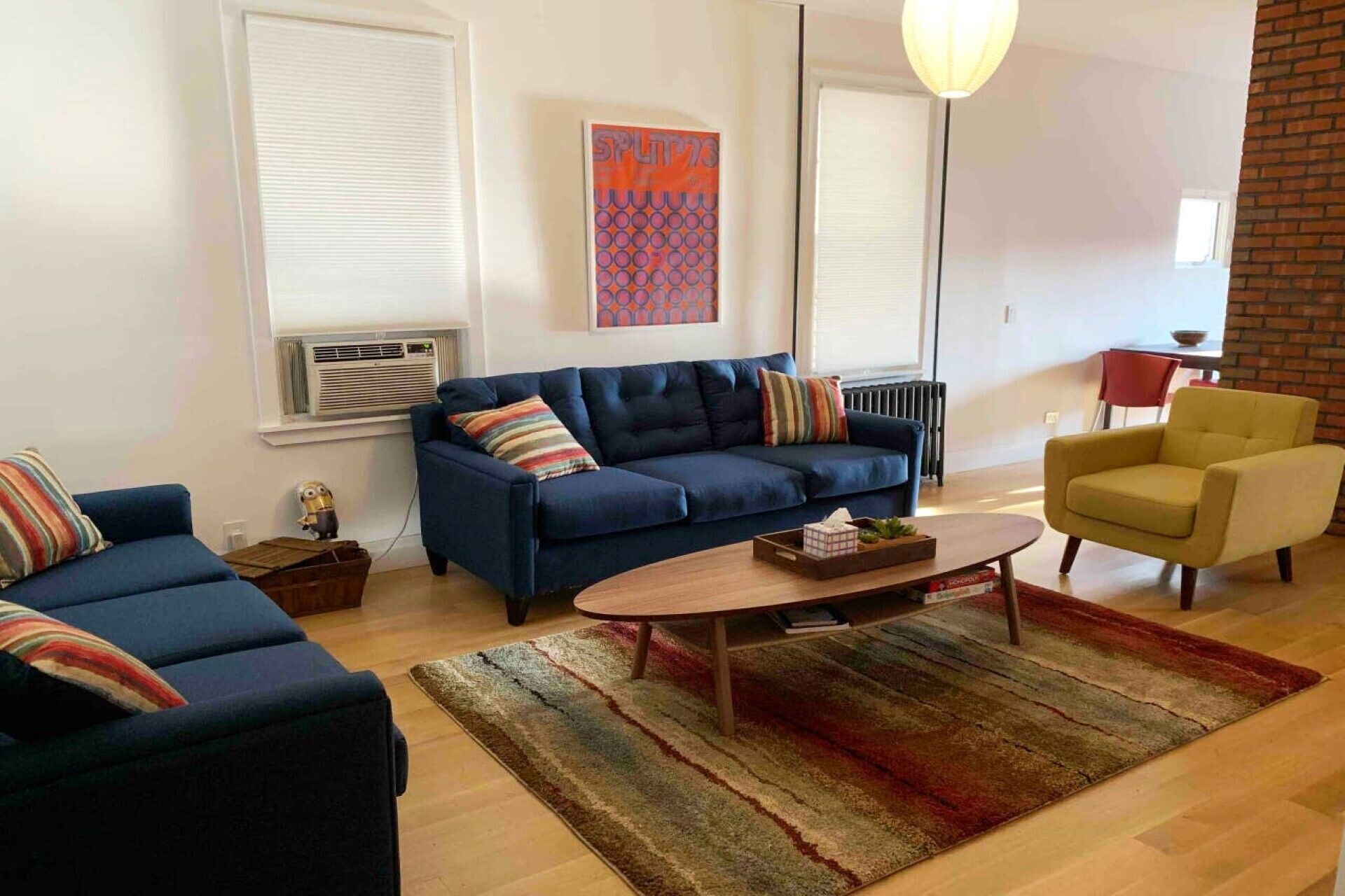 Modern 3 bed/ 2 bath Apt with on free onsite parking.  5 miles from Manhattan