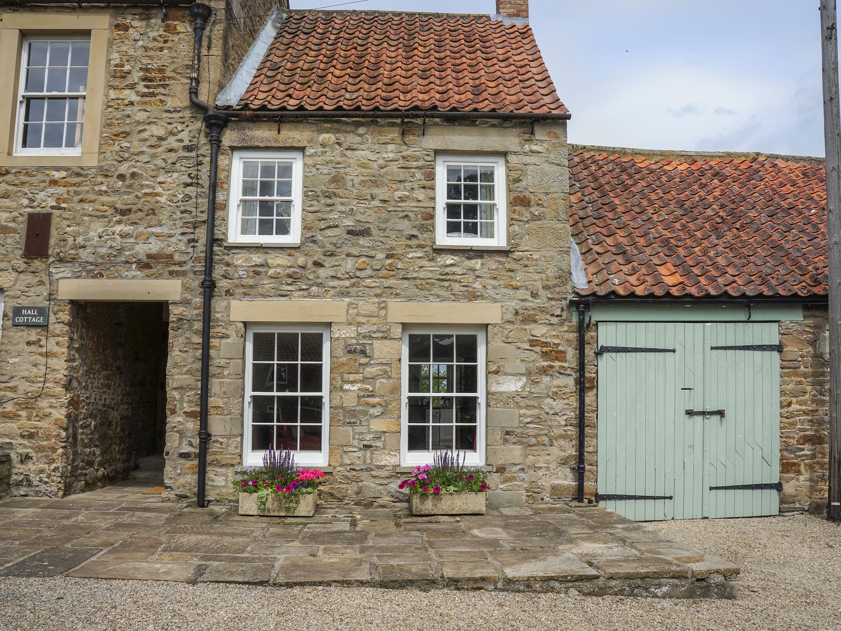 GARDEN COTTAGE, pet friendly, character holiday cottage in Ovington